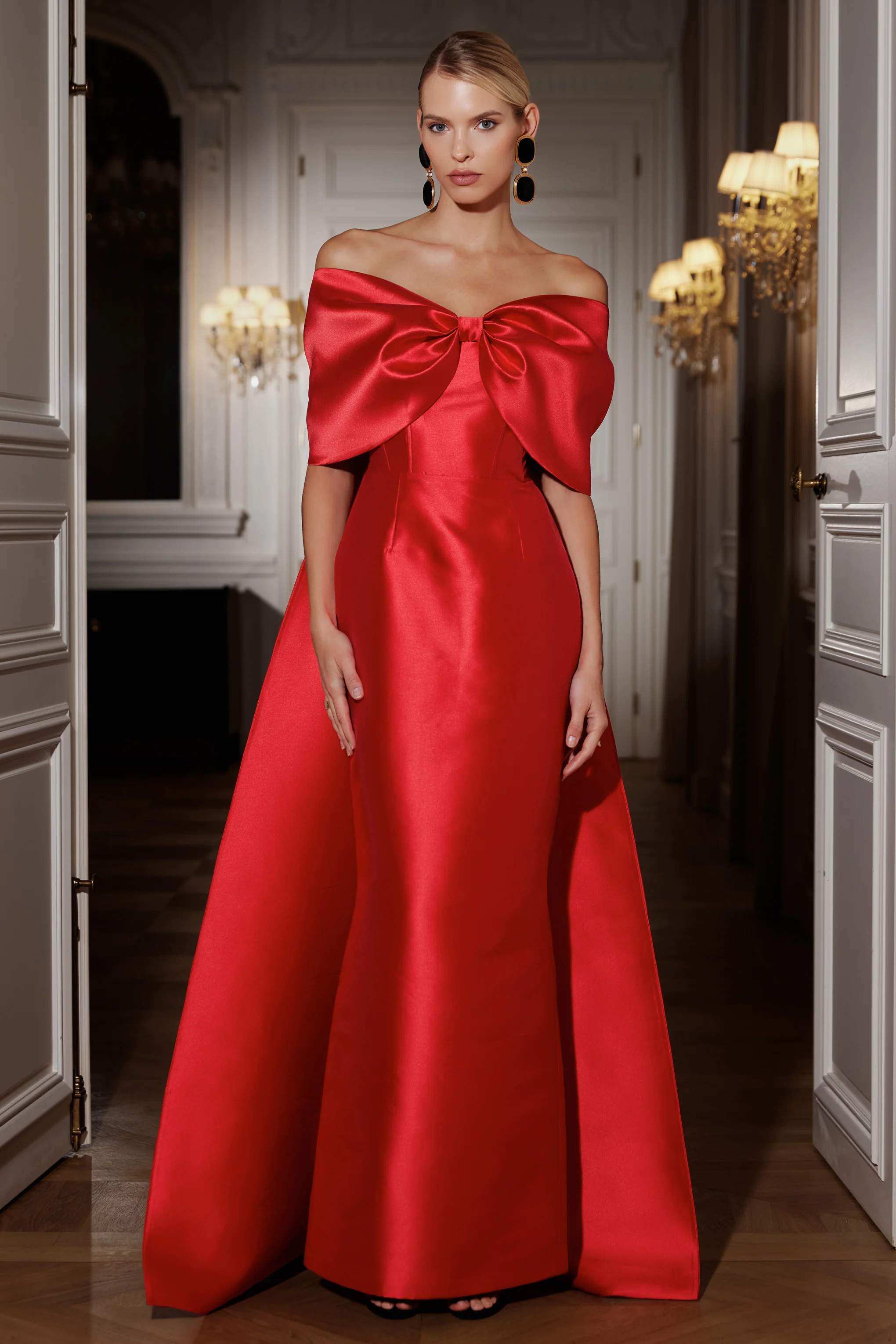 Wanting More | Rode Satijnen Cape Maxi Jurk Met Oversized Strik Detail