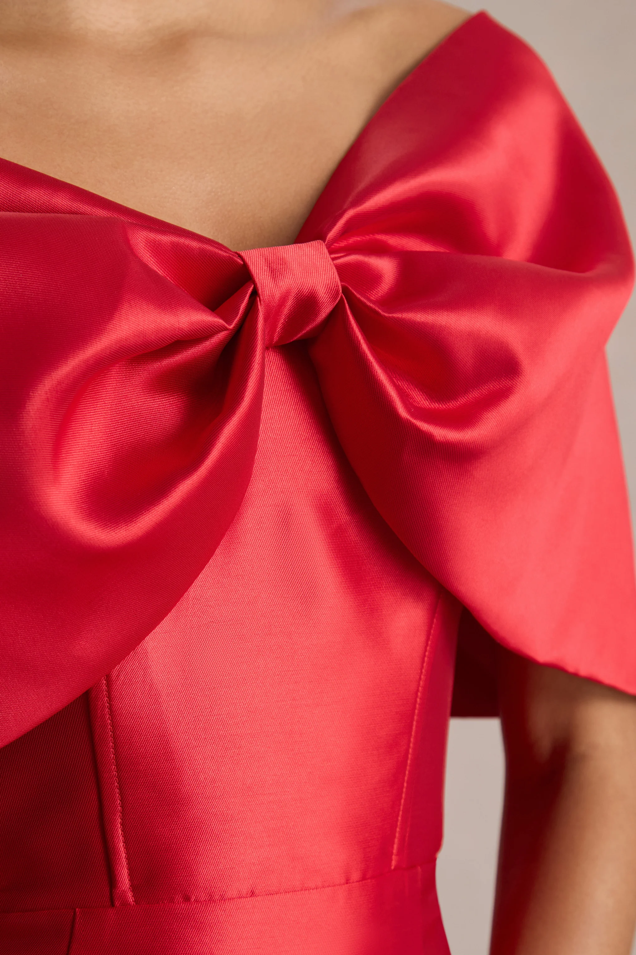 Wanting More | Rode Satijnen Cape Maxi Jurk Met Oversized Strik Detail - Image 10