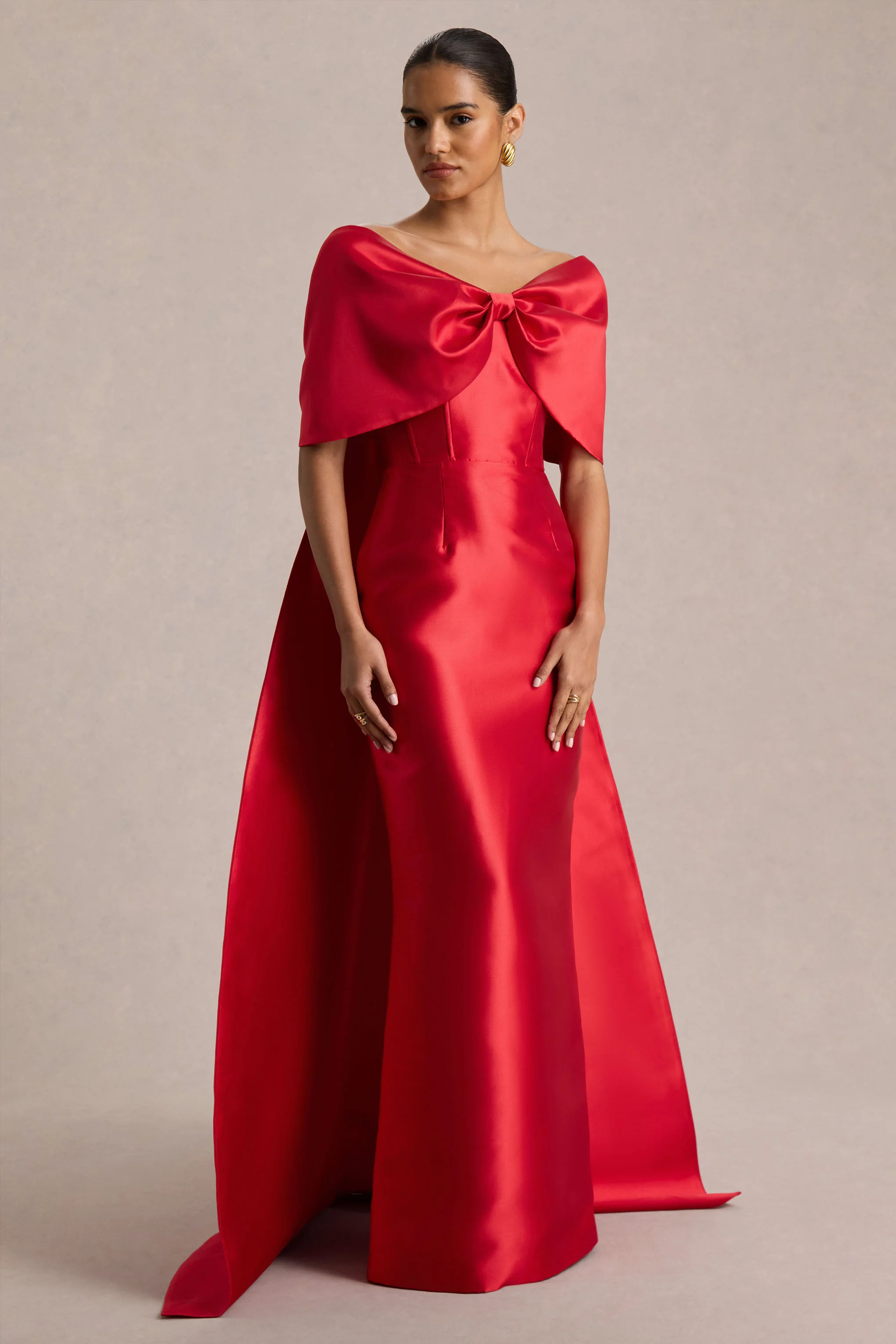 Wanting More | Rode Satijnen Cape Maxi Jurk Met Oversized Strik Detail - Image 3