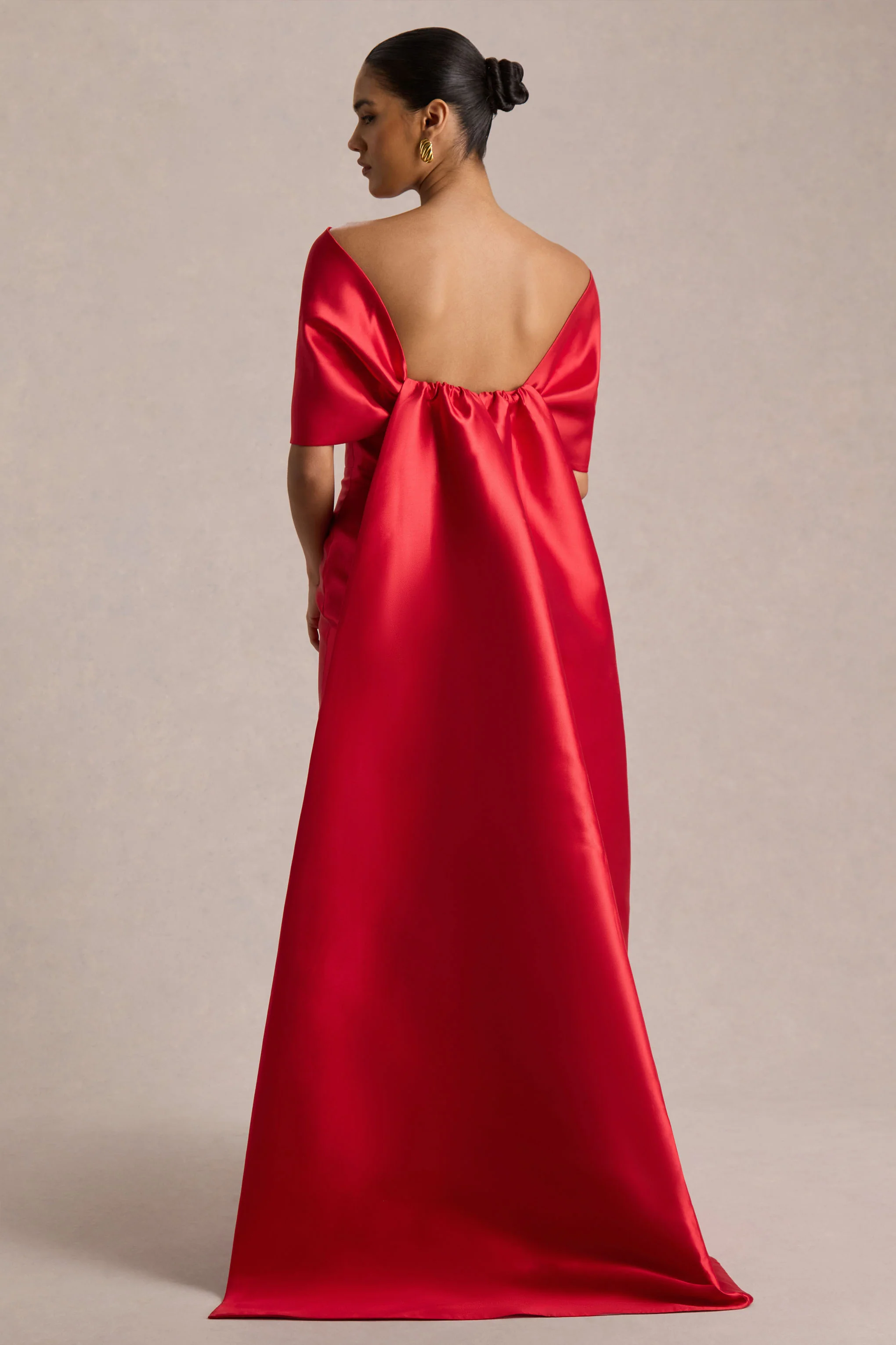Wanting More | Rode Satijnen Cape Maxi Jurk Met Oversized Strik Detail - Image 4