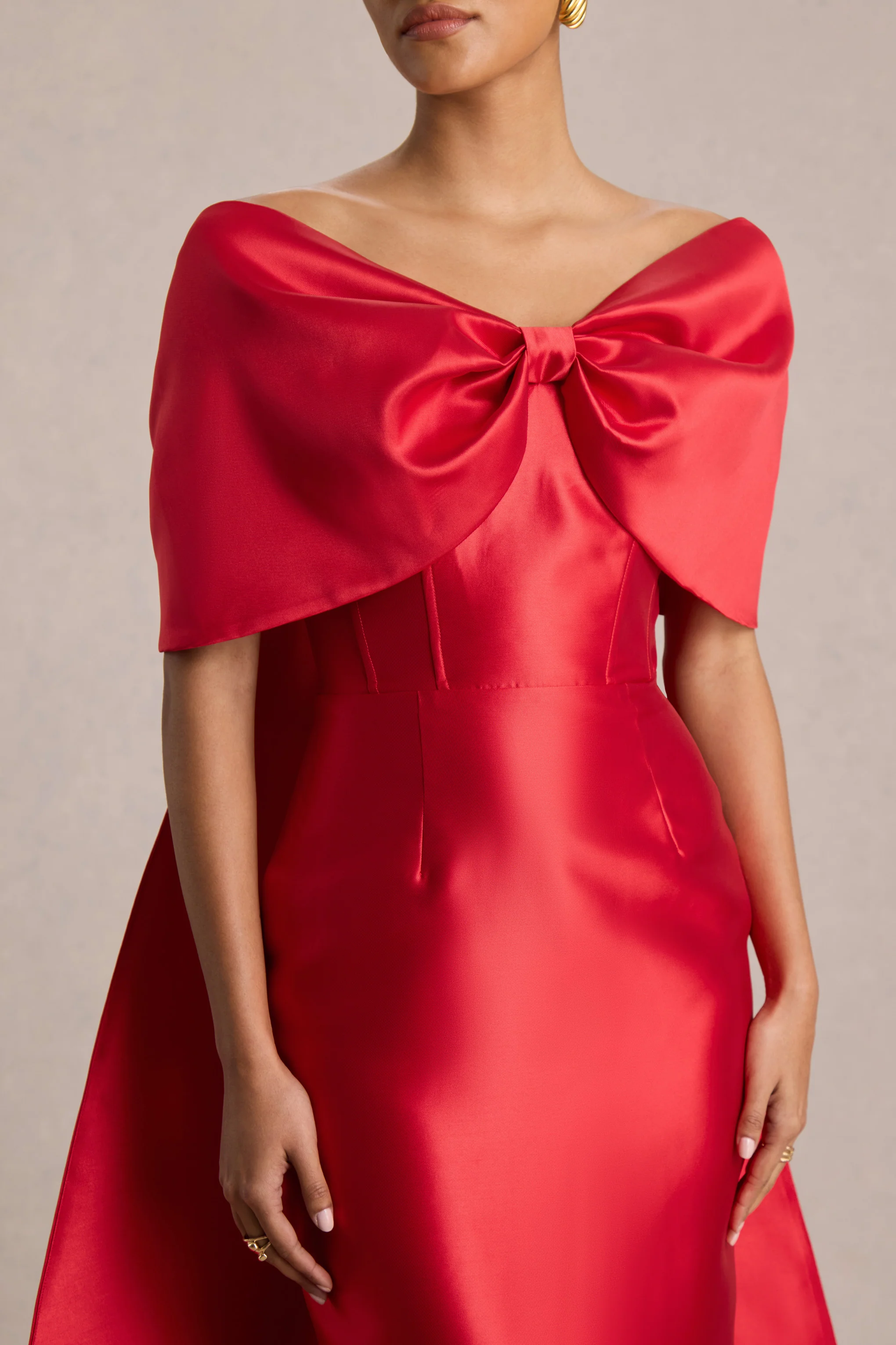 Wanting More | Rode Satijnen Cape Maxi Jurk Met Oversized Strik Detail - Image 5