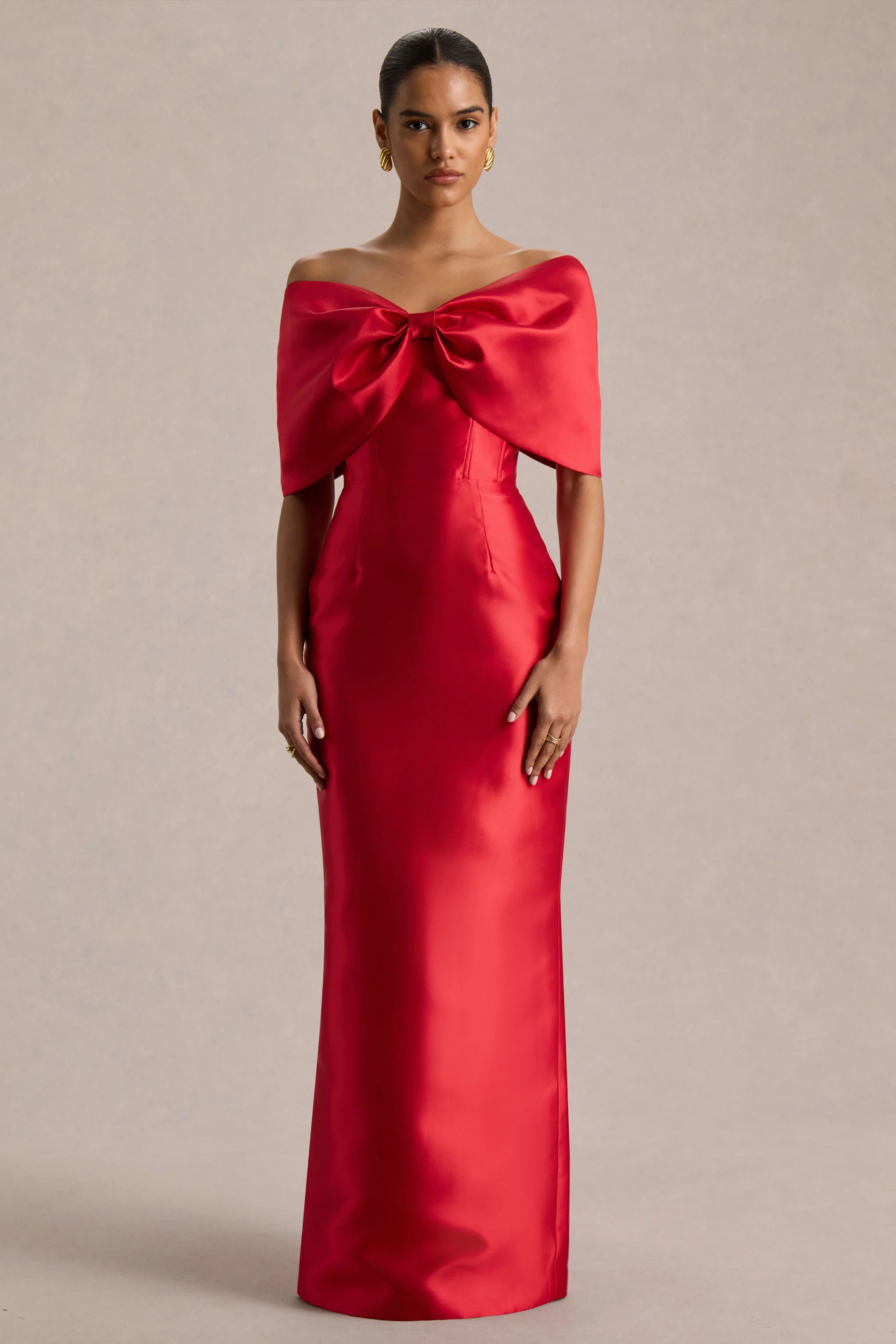 Wanting More | Rode Satijnen Cape Maxi Jurk Met Oversized Strik Detail - Image 6