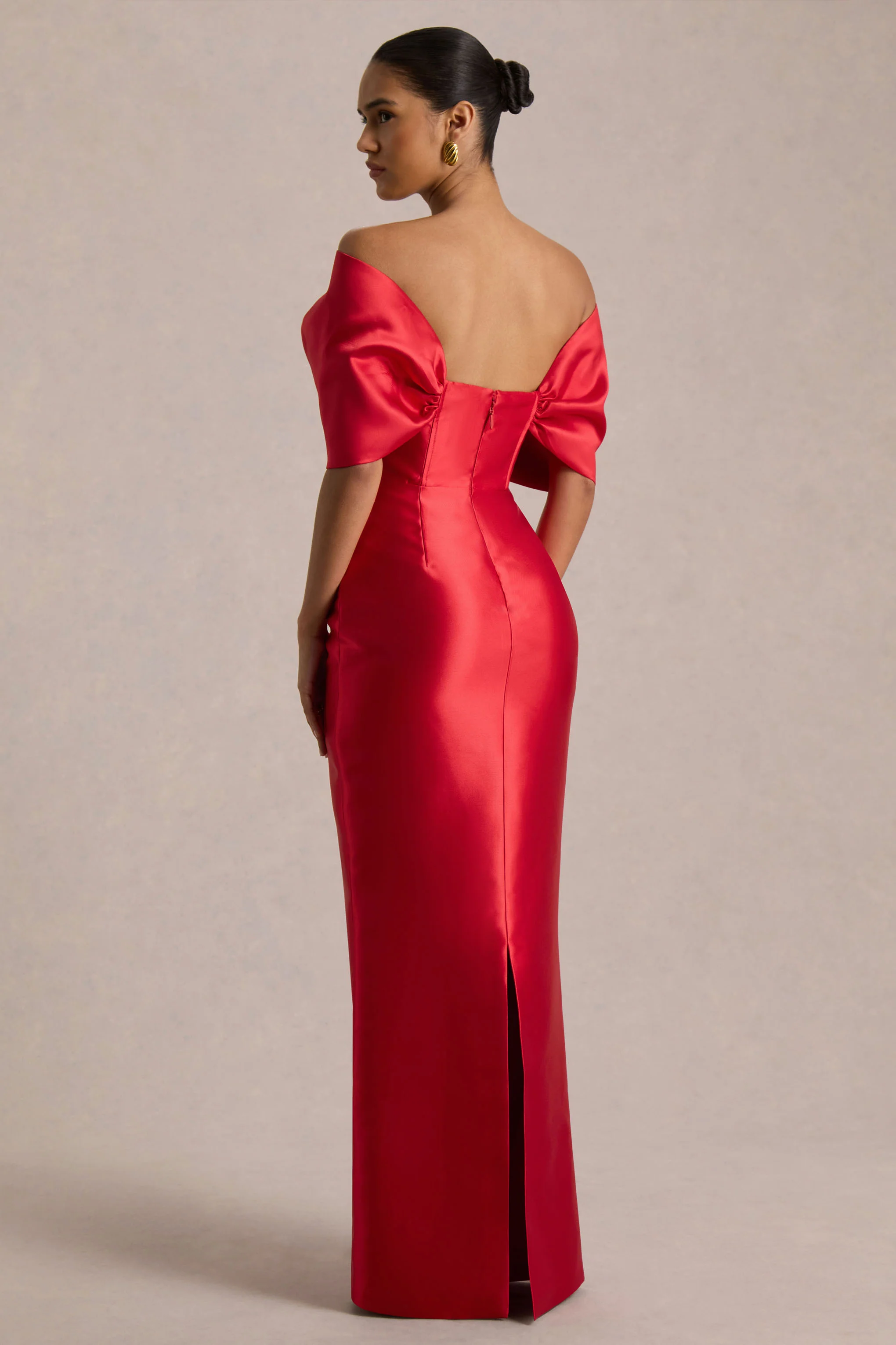 Wanting More | Rode Satijnen Cape Maxi Jurk Met Oversized Strik Detail - Image 7