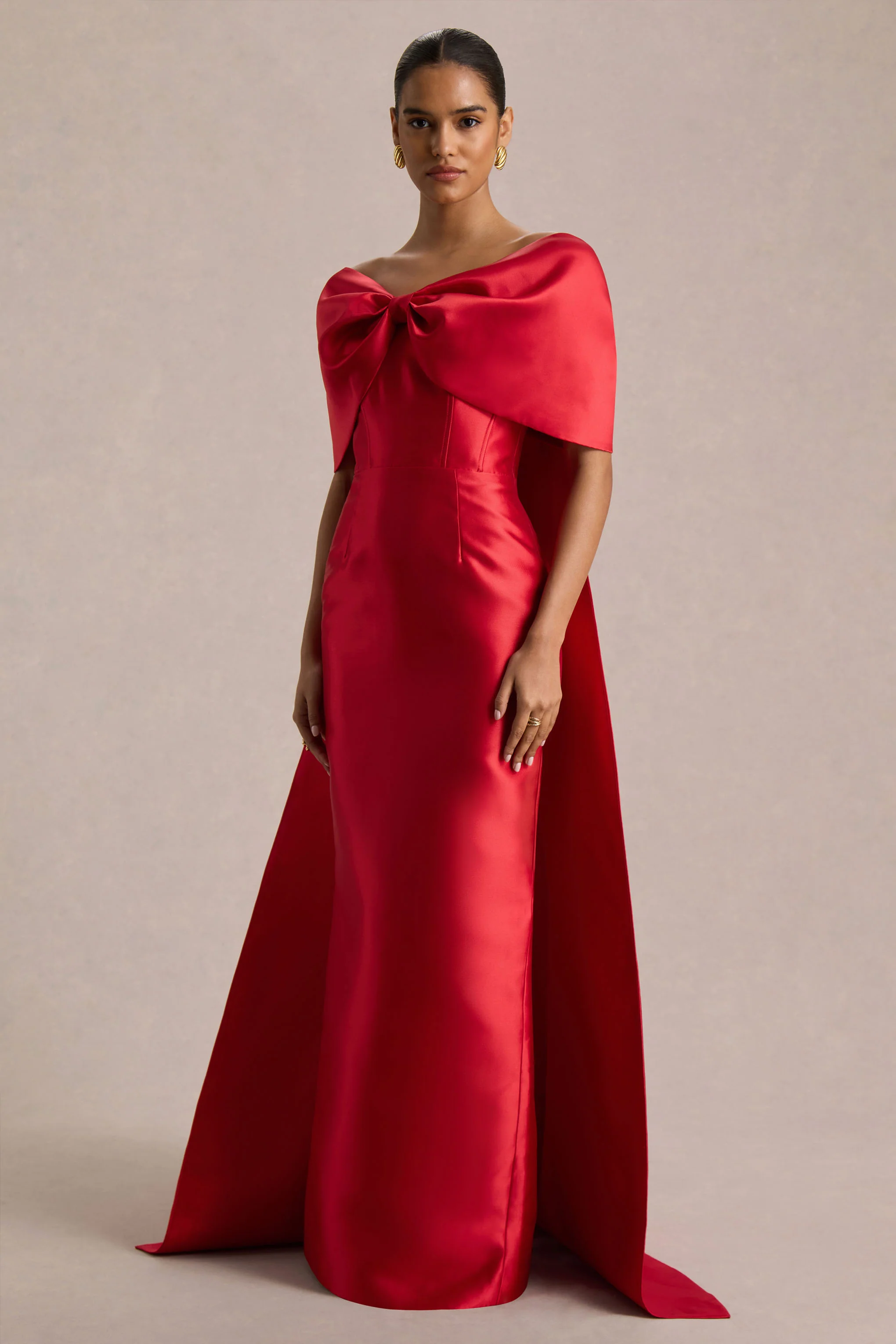 Wanting More | Rode Satijnen Cape Maxi Jurk Met Oversized Strik Detail - Image 8