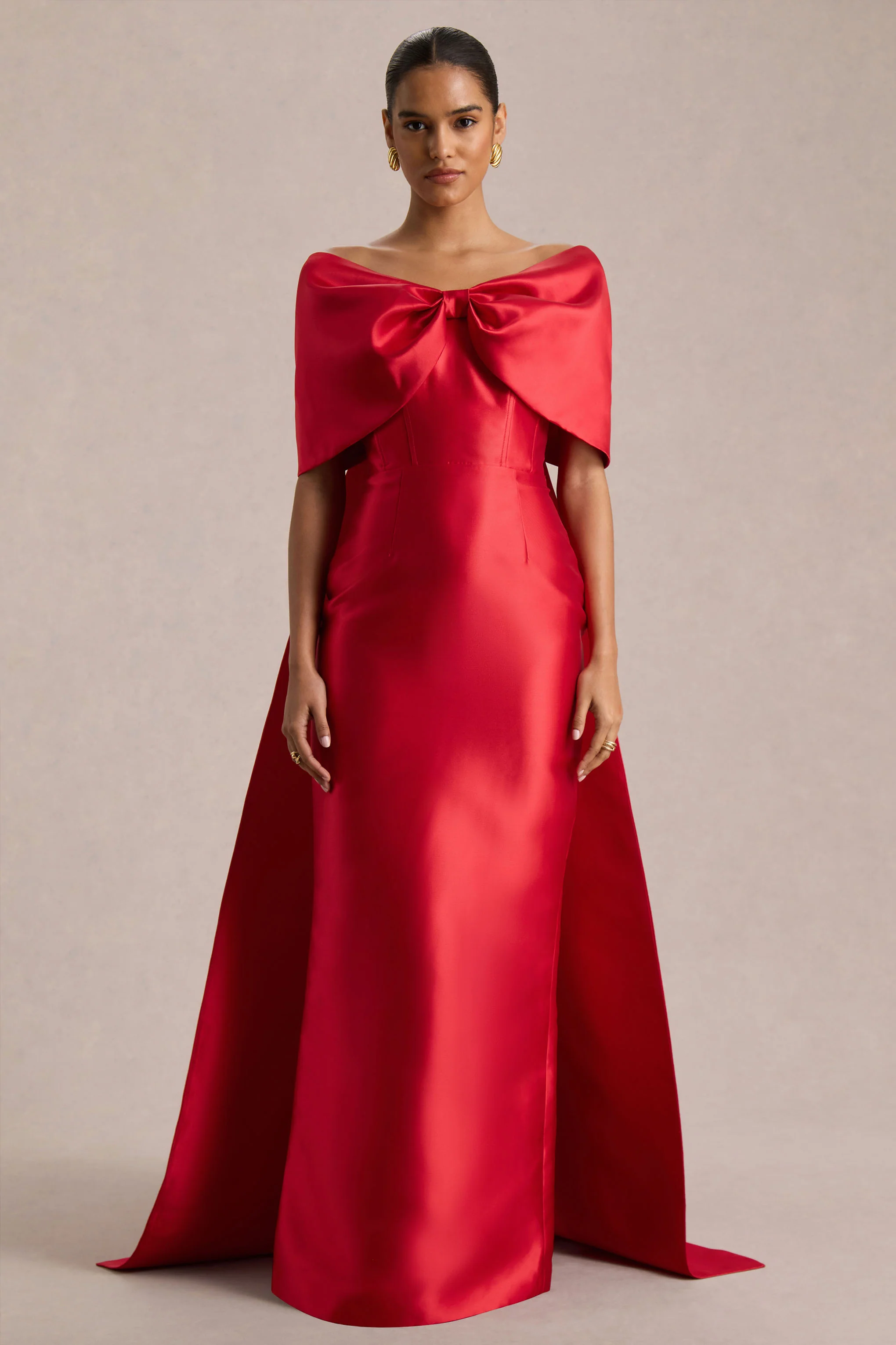 Wanting More | Rode Satijnen Cape Maxi Jurk Met Oversized Strik Detail - Image 9