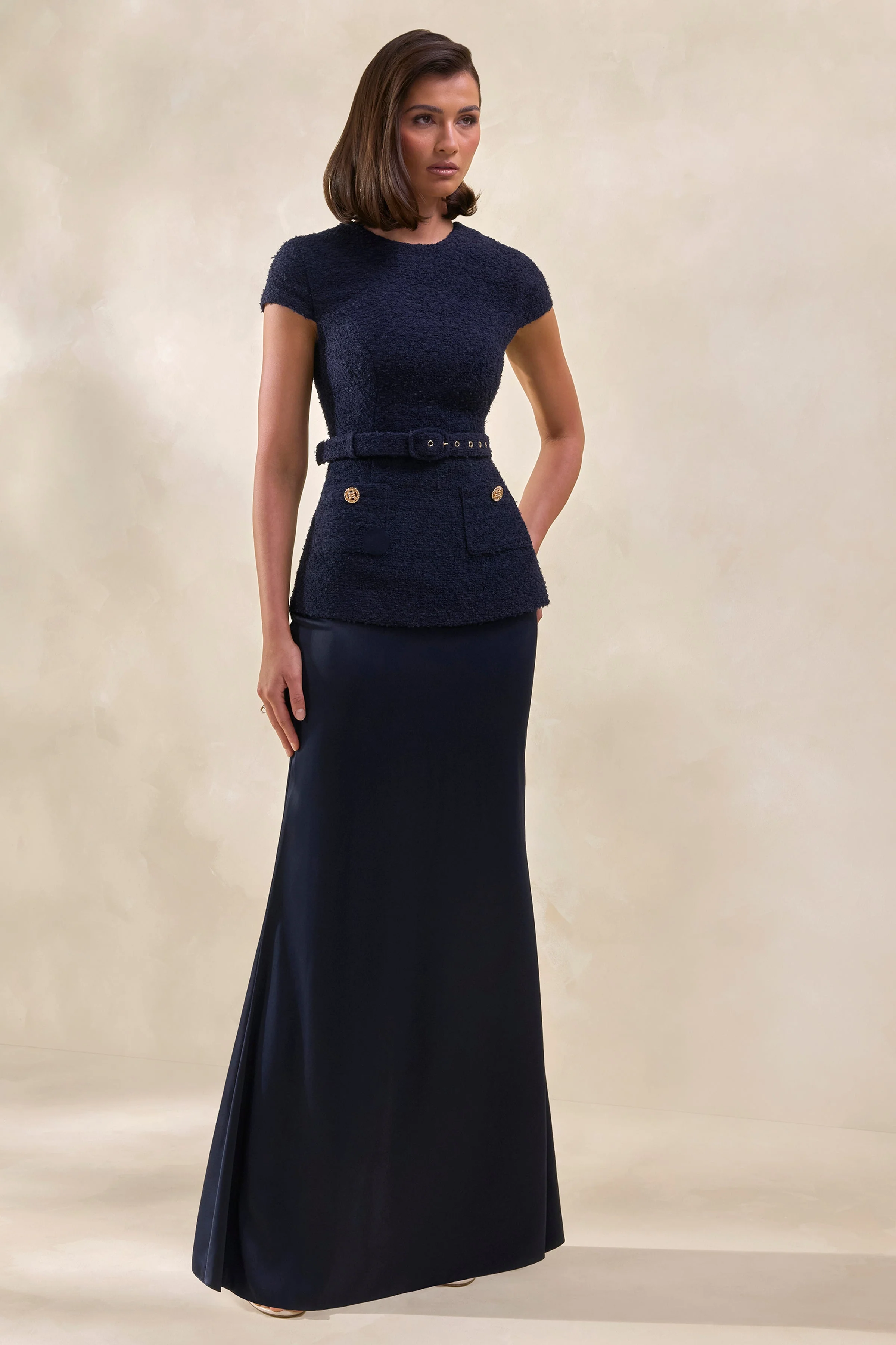 Whispera | Marineblauwe Maxi Jurk Met Ronde Hals, Satijnen Rok En Zakdetails - Image 5