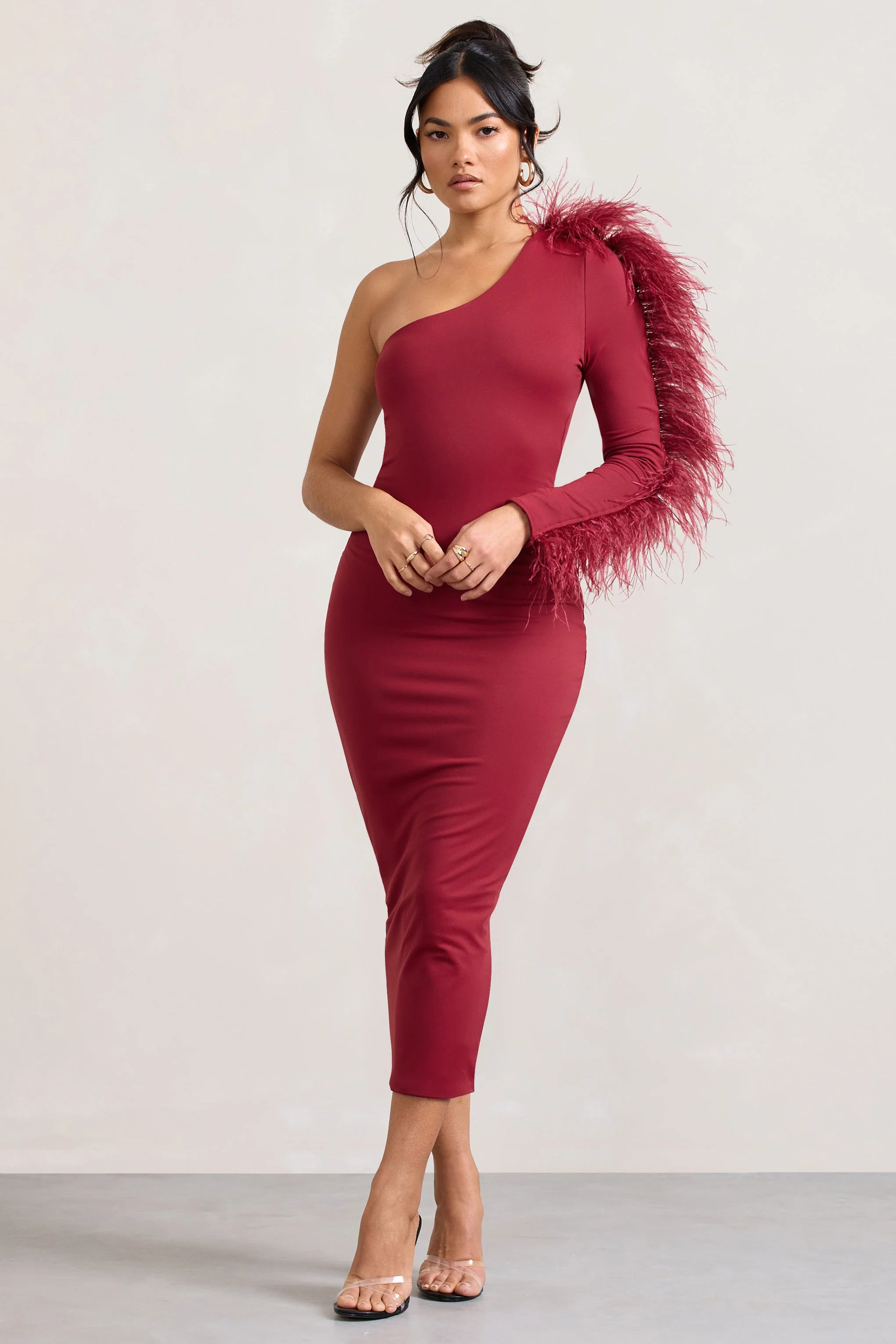 Wild One | Bordeaux Bodycon Midi Jurk Met Blote schouder En Verenafwerking Op De Mouw