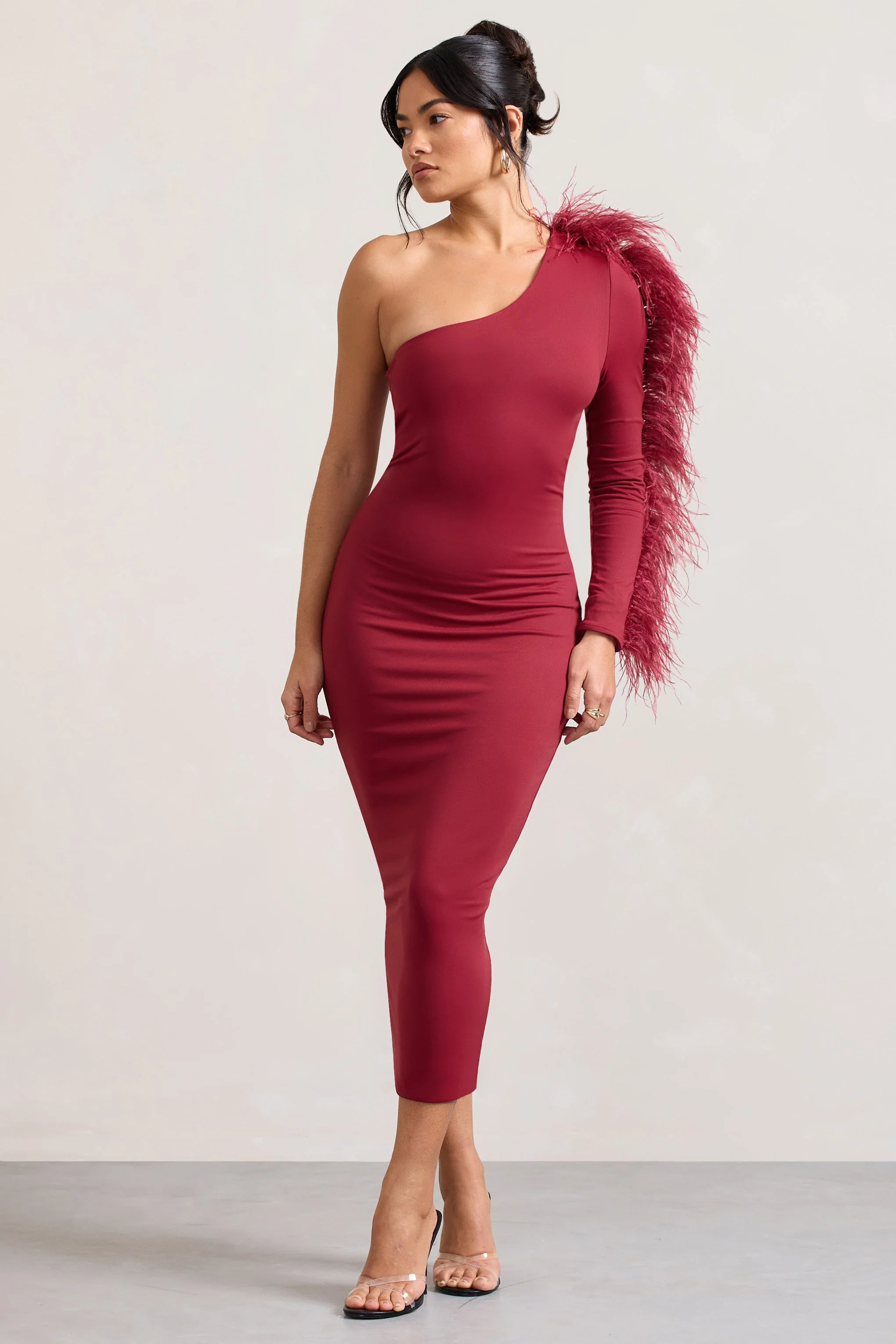 Wild One | Bordeaux Bodycon Midi Jurk Met Blote schouder En Verenafwerking Op De Mouw - Image 4