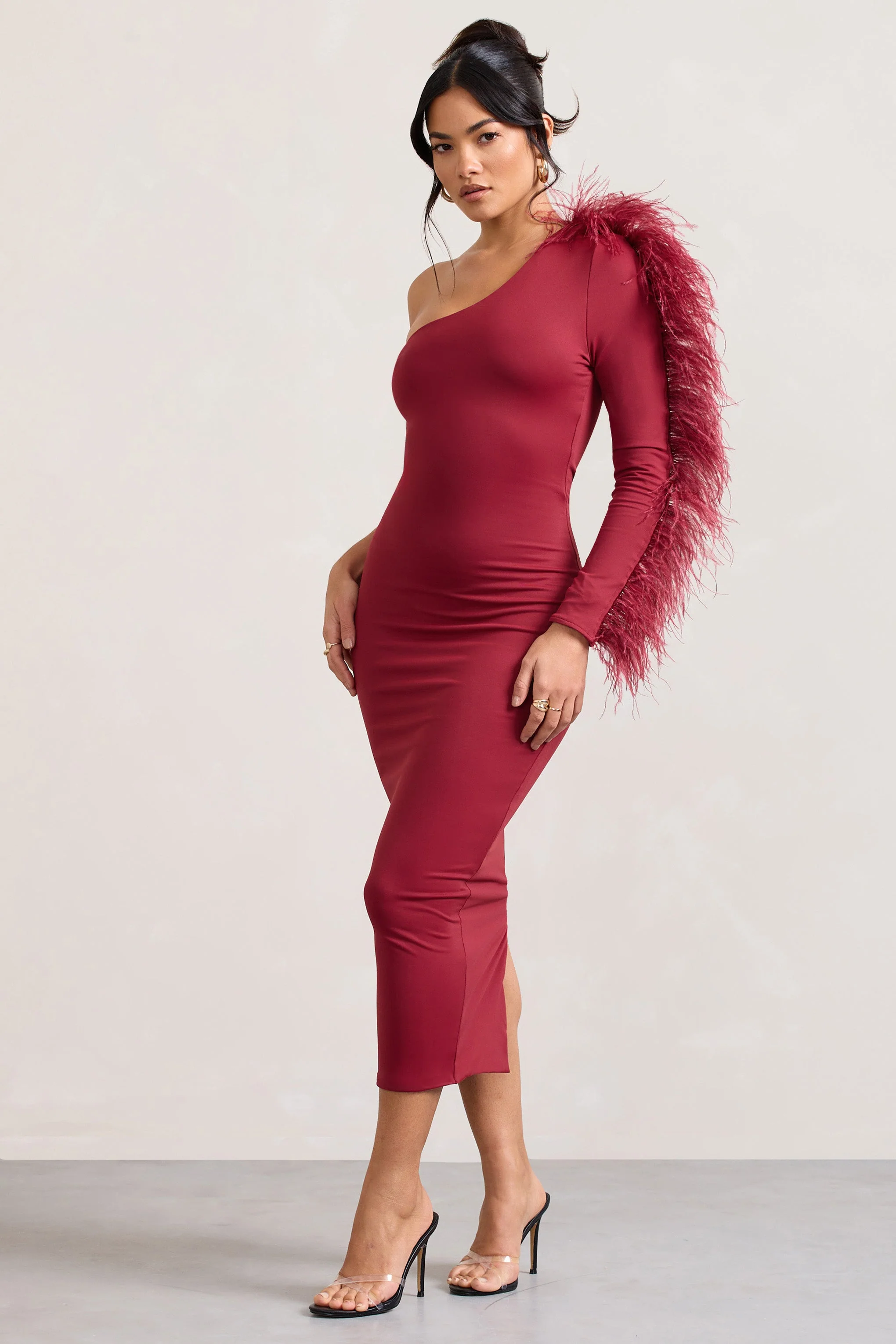 Wild One | Bordeaux Bodycon Midi Jurk Met Blote schouder En Verenafwerking Op De Mouw - Image 5