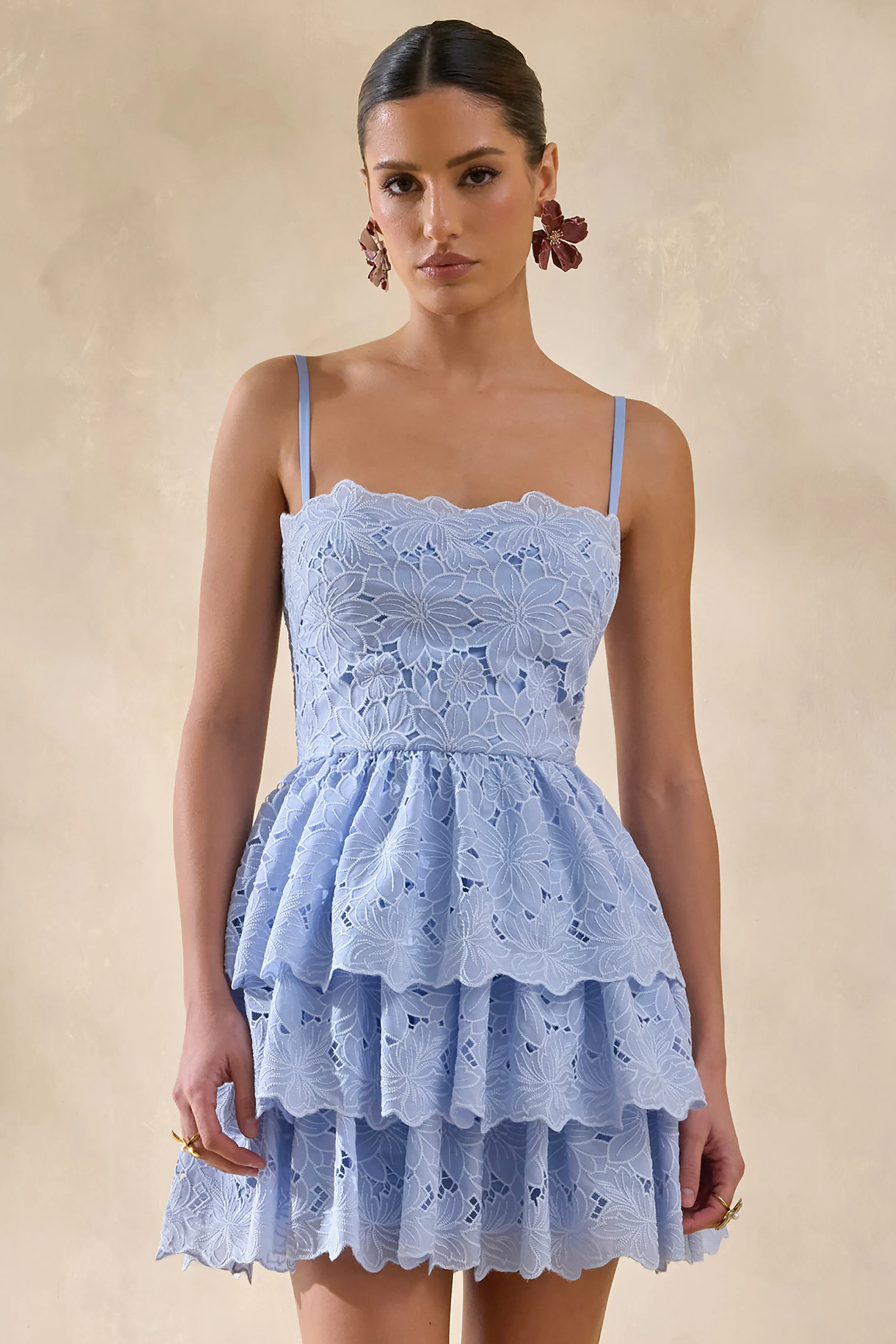 Winona | Poederblauwe Kanten Mini Jurk Met Vierkante Hals En Ruches Details