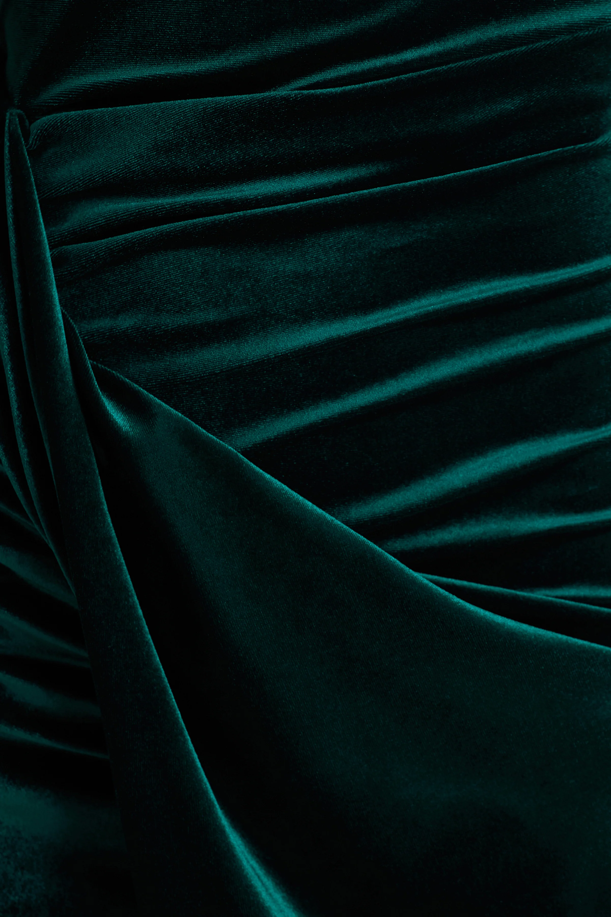 Wishes | Flessengroene Fluwelen Maxi Jurk Met Hoge Hals En Overslag Rok - Image 5