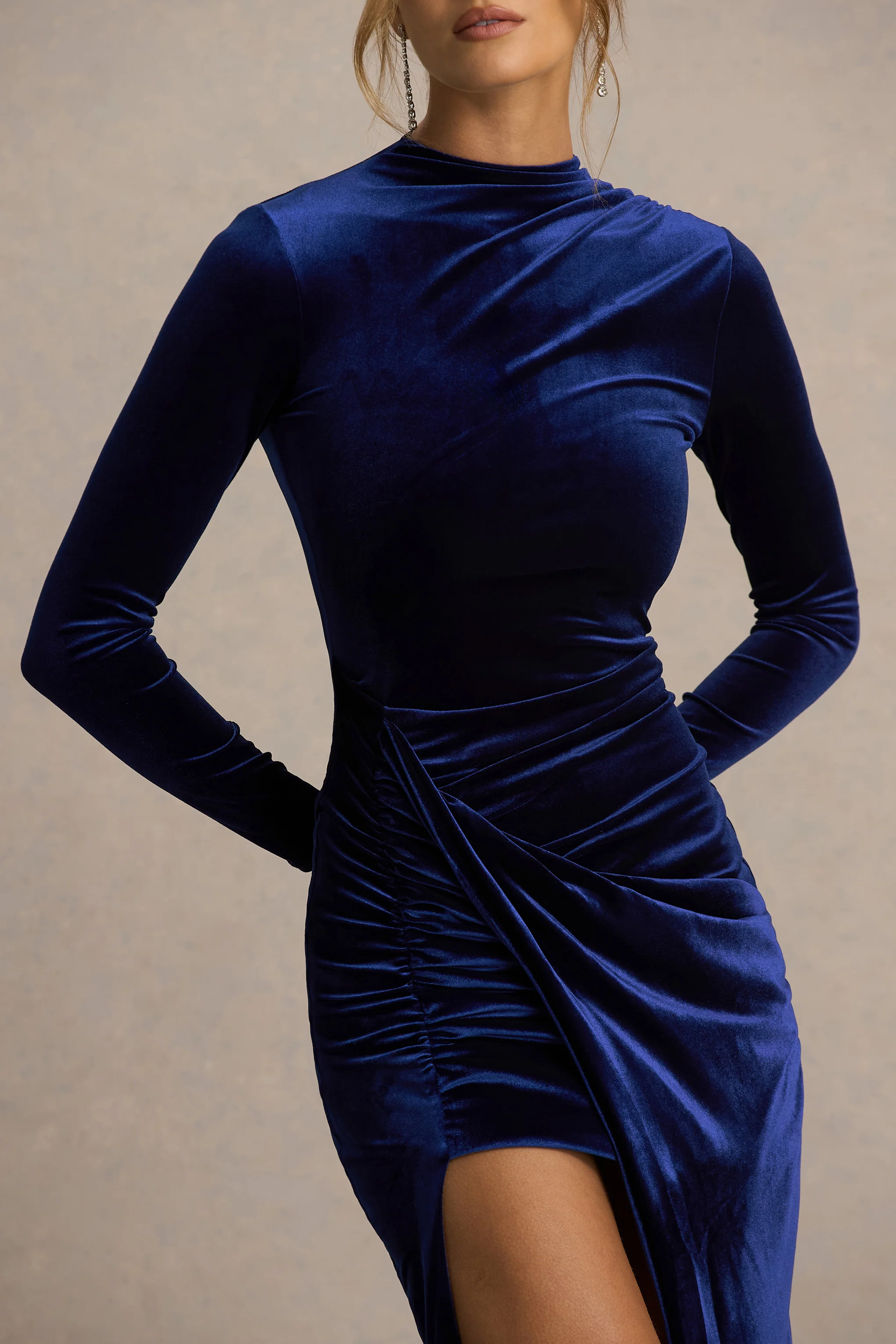 Wishes | Marineblauwe Fluwelen Hoge Hals Maxi Jurk Met Overslag Rok - Image 3