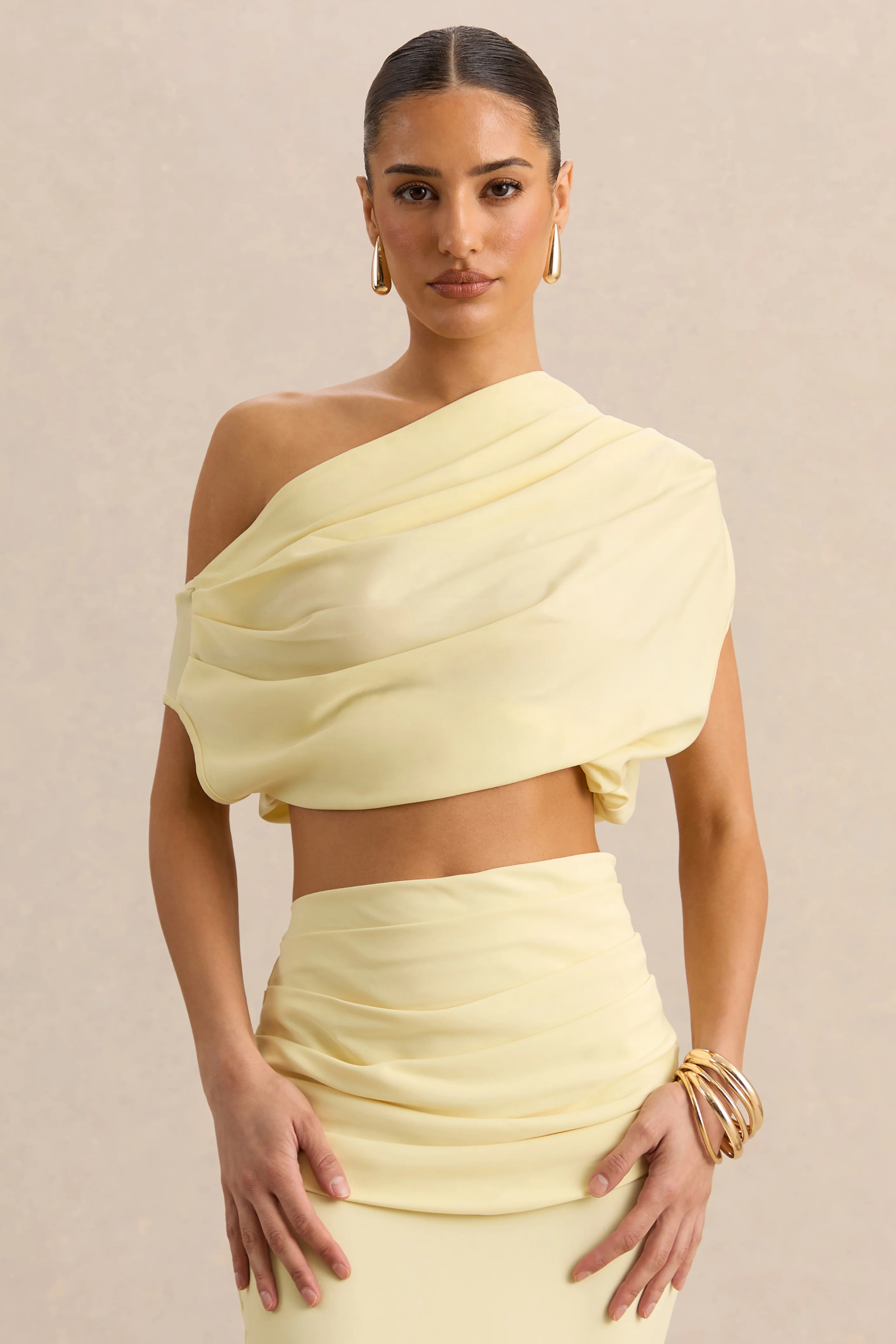 Yaselle | Citroengele Satijnen Crop Top Met Asymmetrische Hals - Image 2
