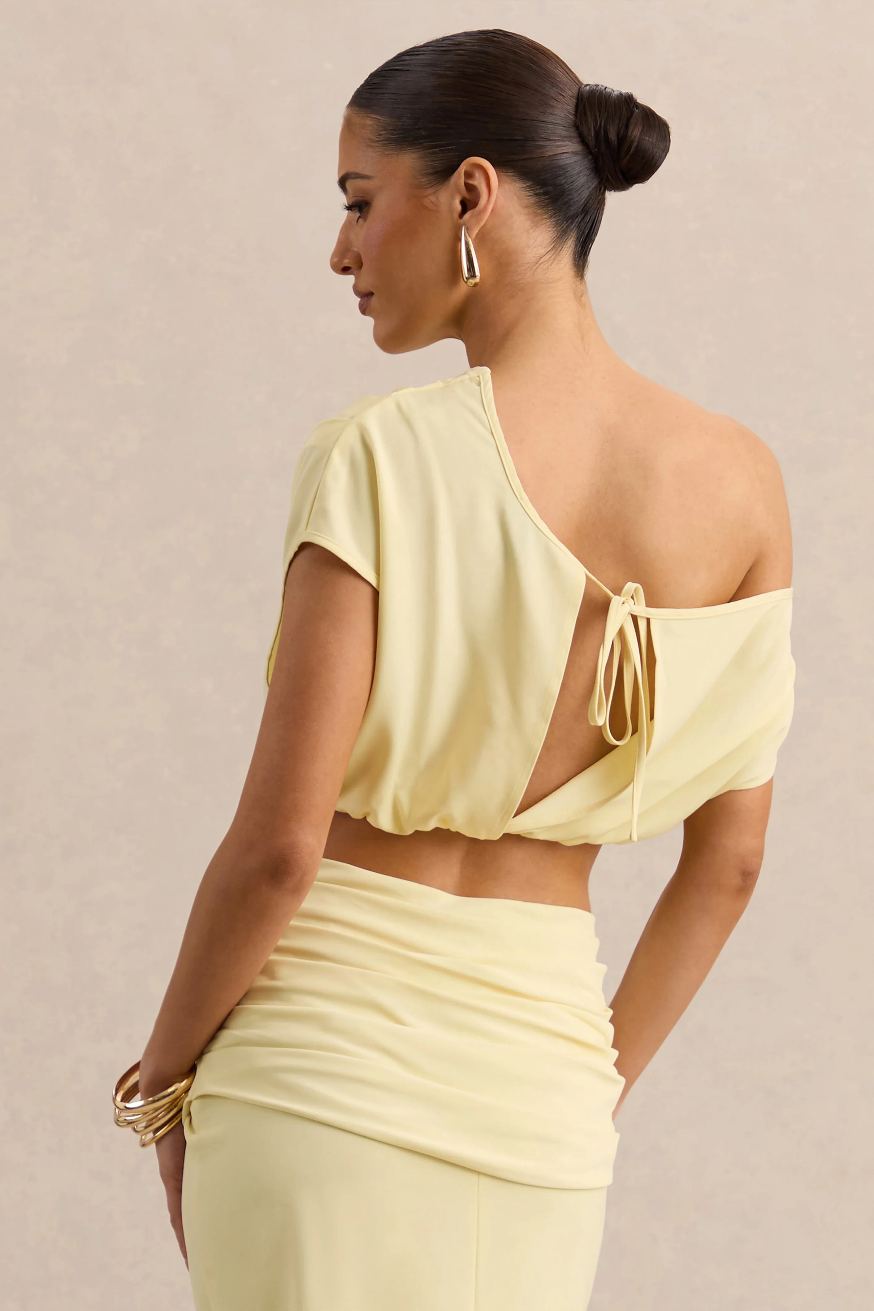 Yaselle | Citroengele Satijnen Crop Top Met Asymmetrische Hals - Image 3