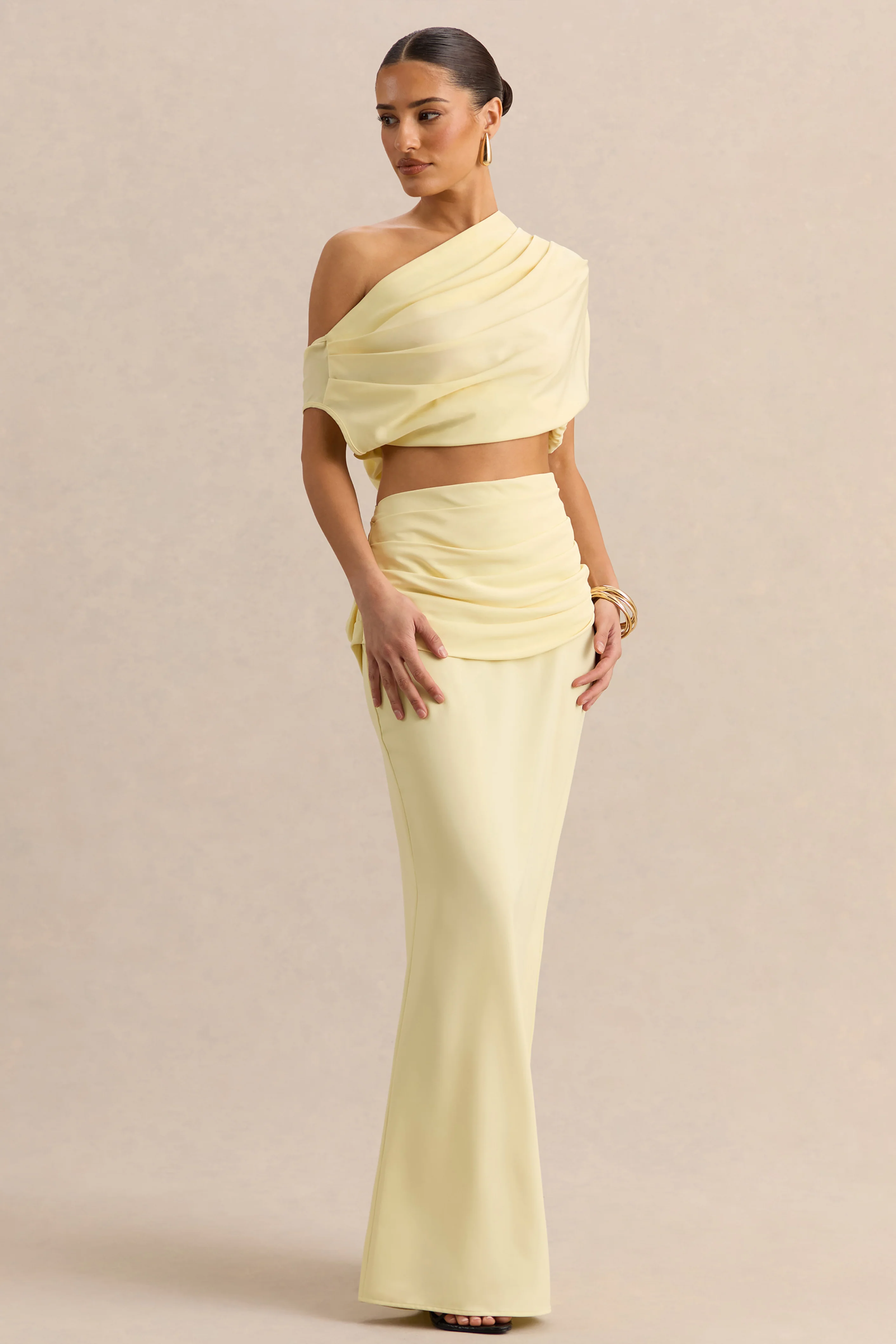 Yaselle | Citroengele Satijnen Crop Top Met Asymmetrische Hals - Image 4