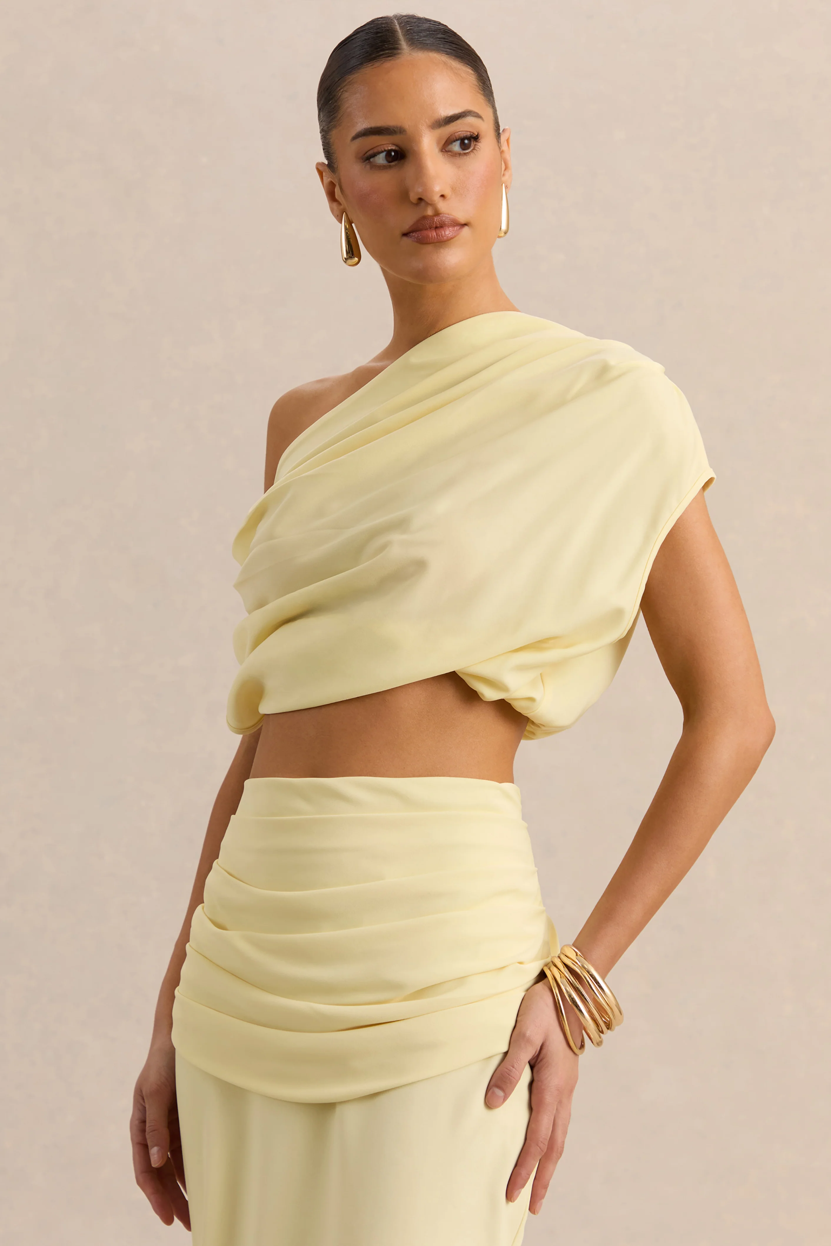 Yaselle | Citroengele Satijnen Crop Top Met Asymmetrische Hals - Image 5