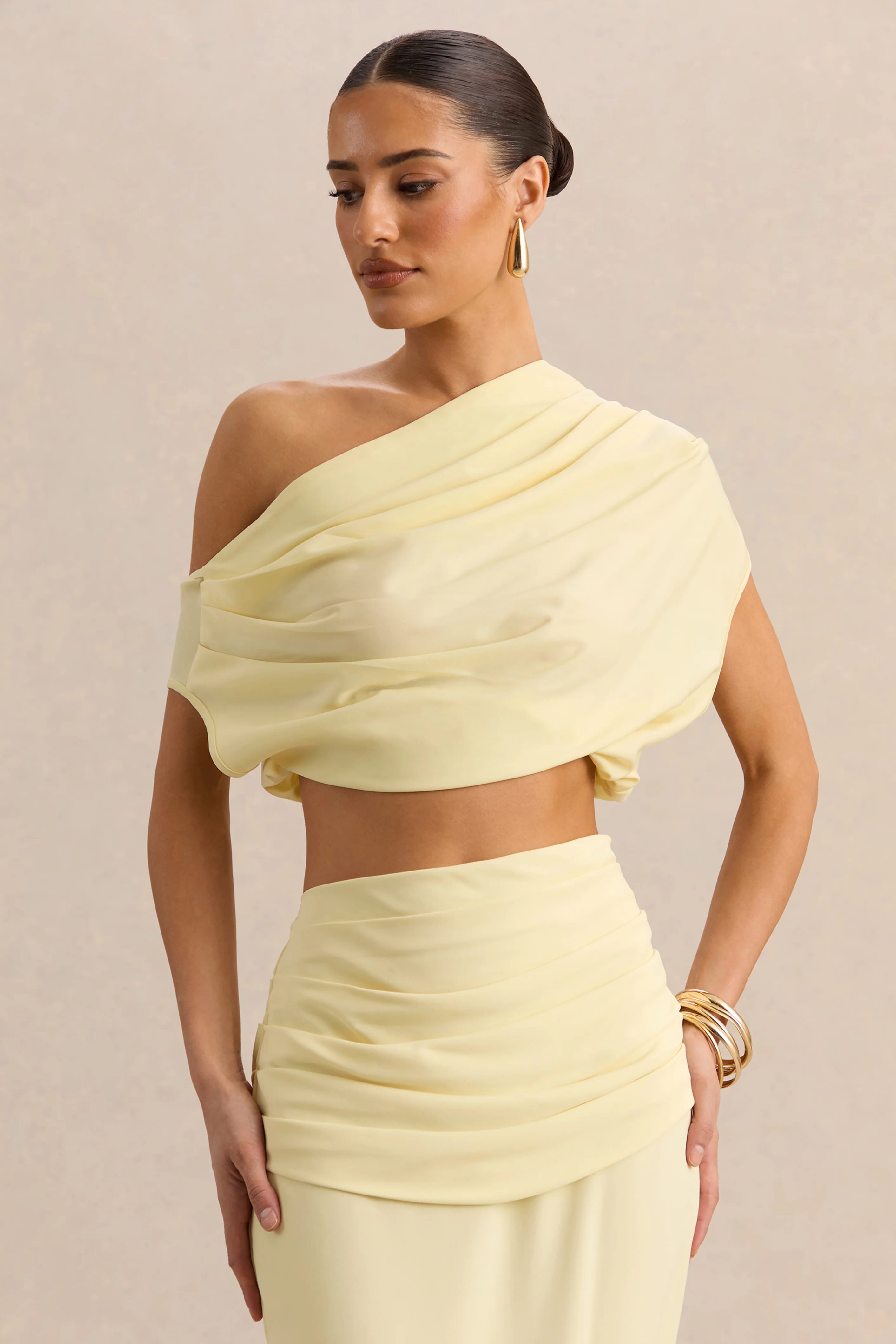 Yaselle | Citroengele Satijnen Crop Top Met Asymmetrische Hals - Image 6