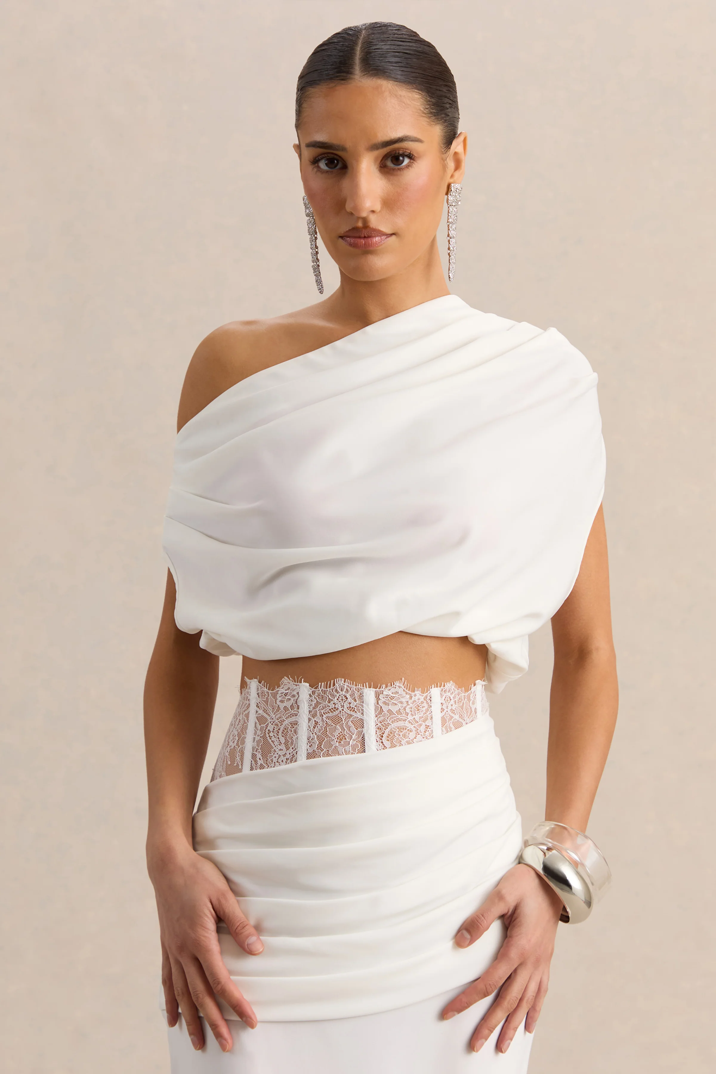 Yaselle | Witte Satijnen Crop Top Met Asymmetrische Hals