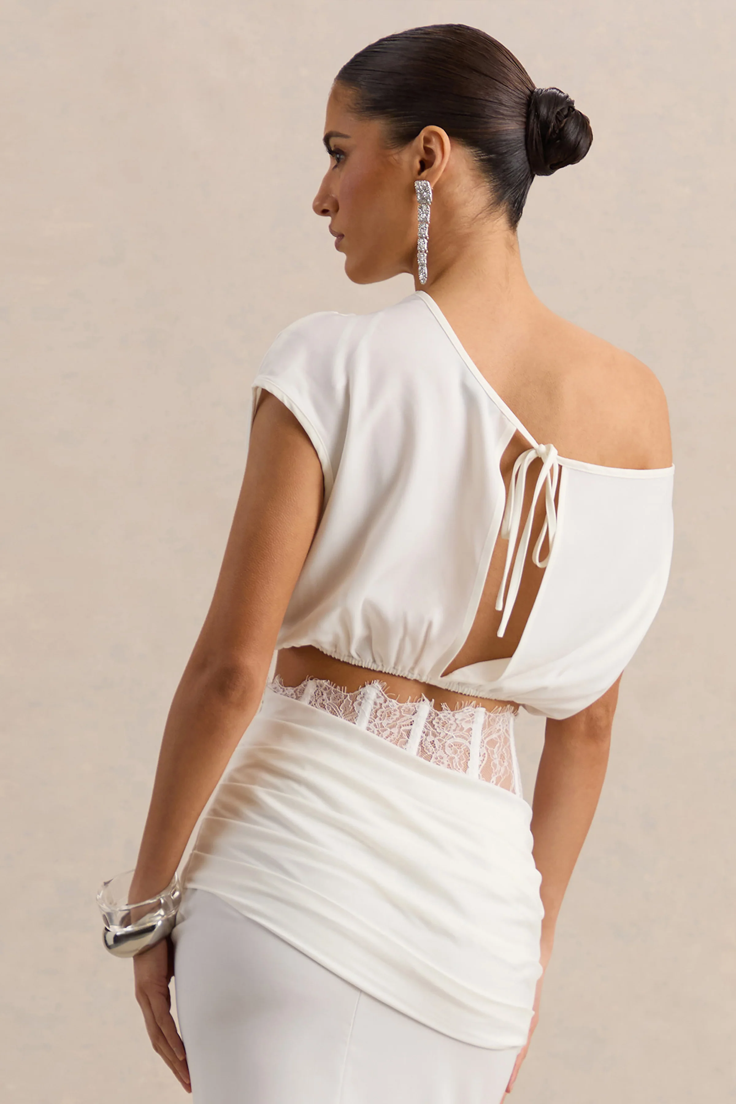 Yaselle | Witte Satijnen Crop Top Met Asymmetrische Hals - Image 2