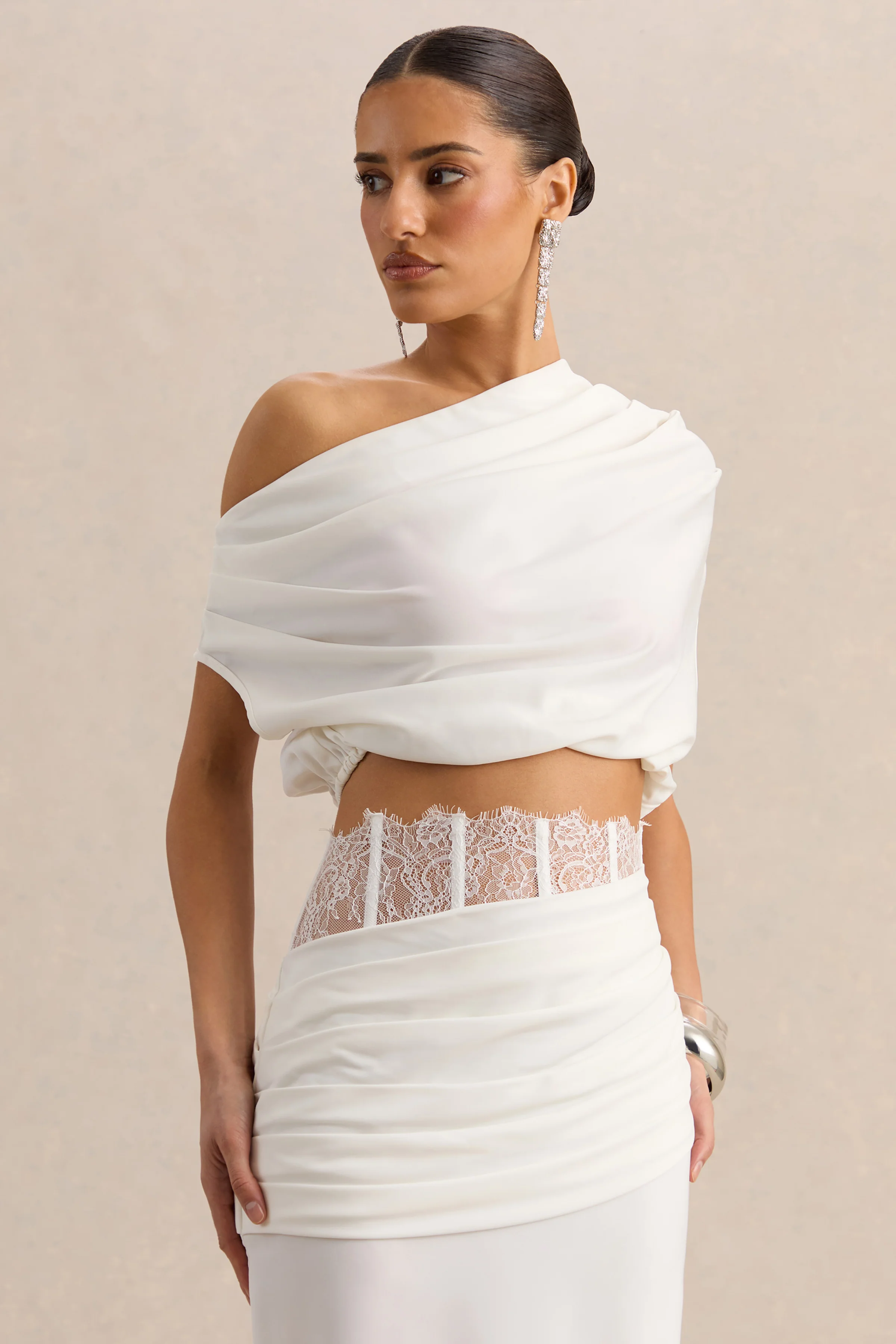Yaselle | Witte Satijnen Crop Top Met Asymmetrische Hals - Image 4