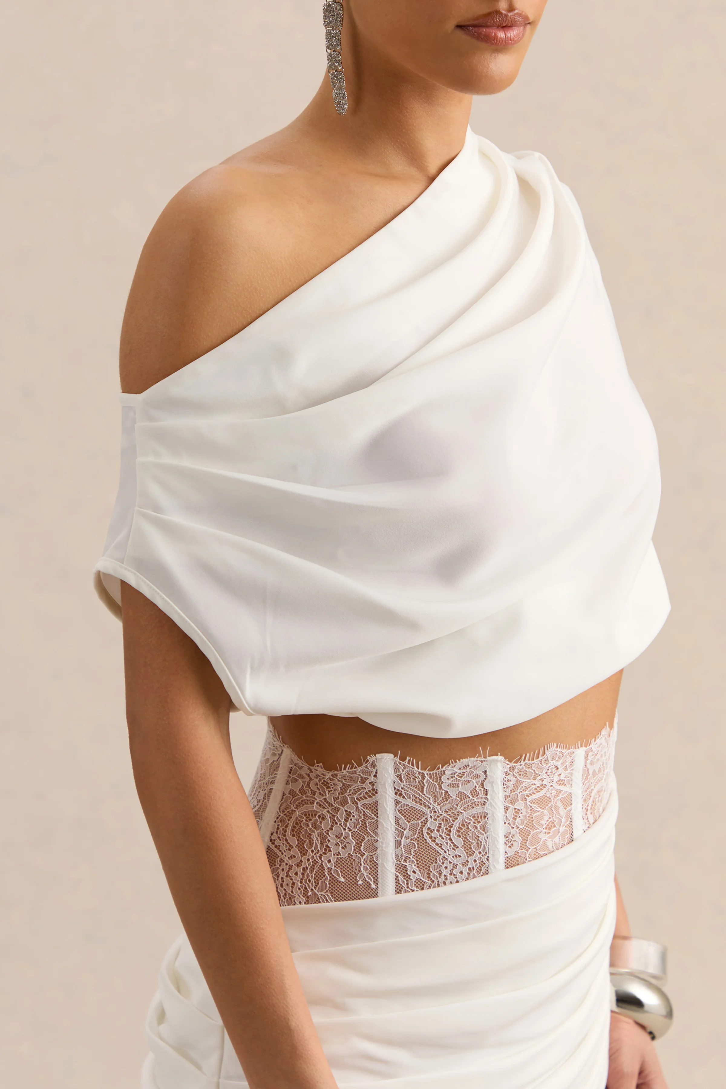 Yaselle | Witte Satijnen Crop Top Met Asymmetrische Hals - Image 7