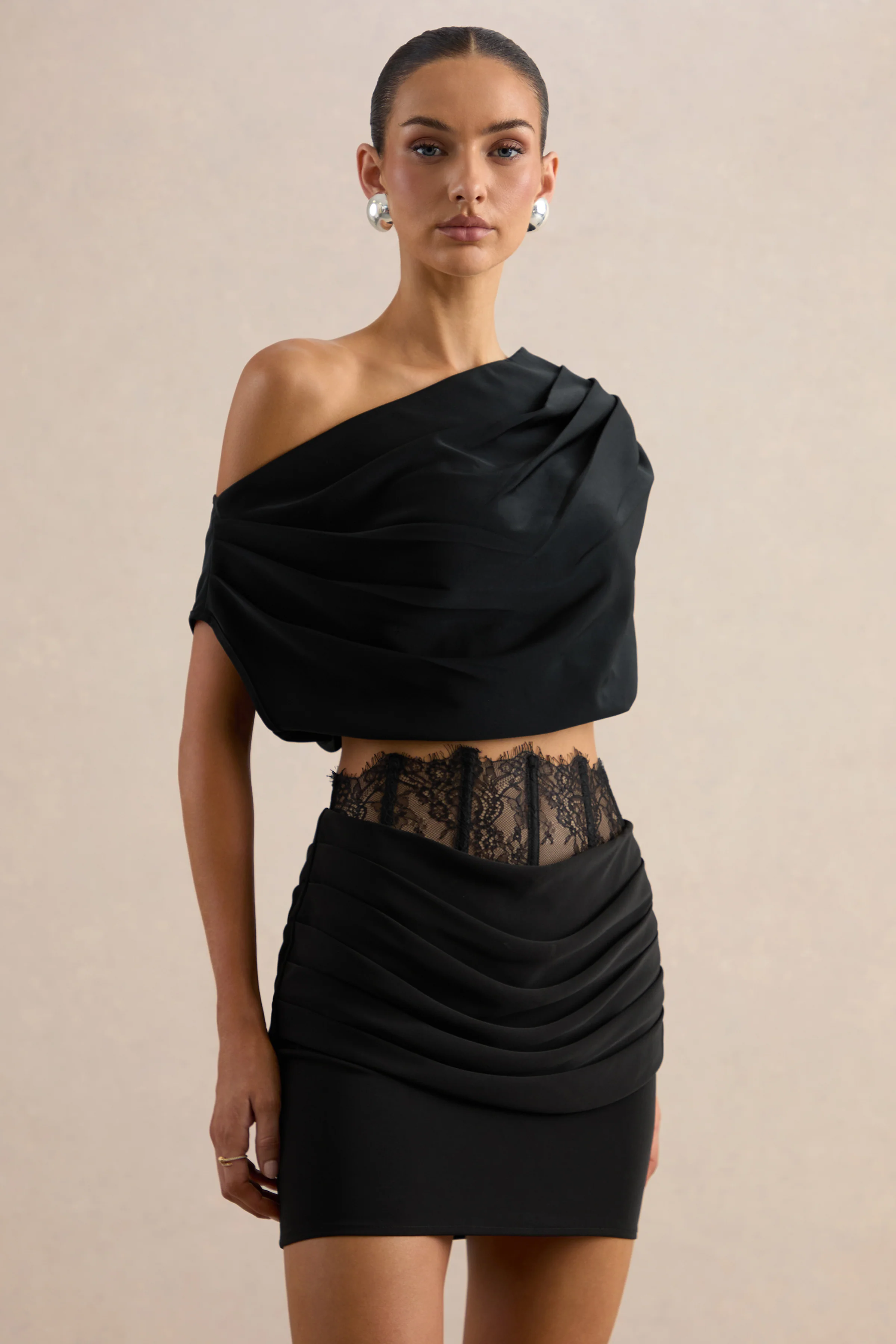 Yaselle | Zwarte Satijnen Crop-Top Met Asymmetrische Hals