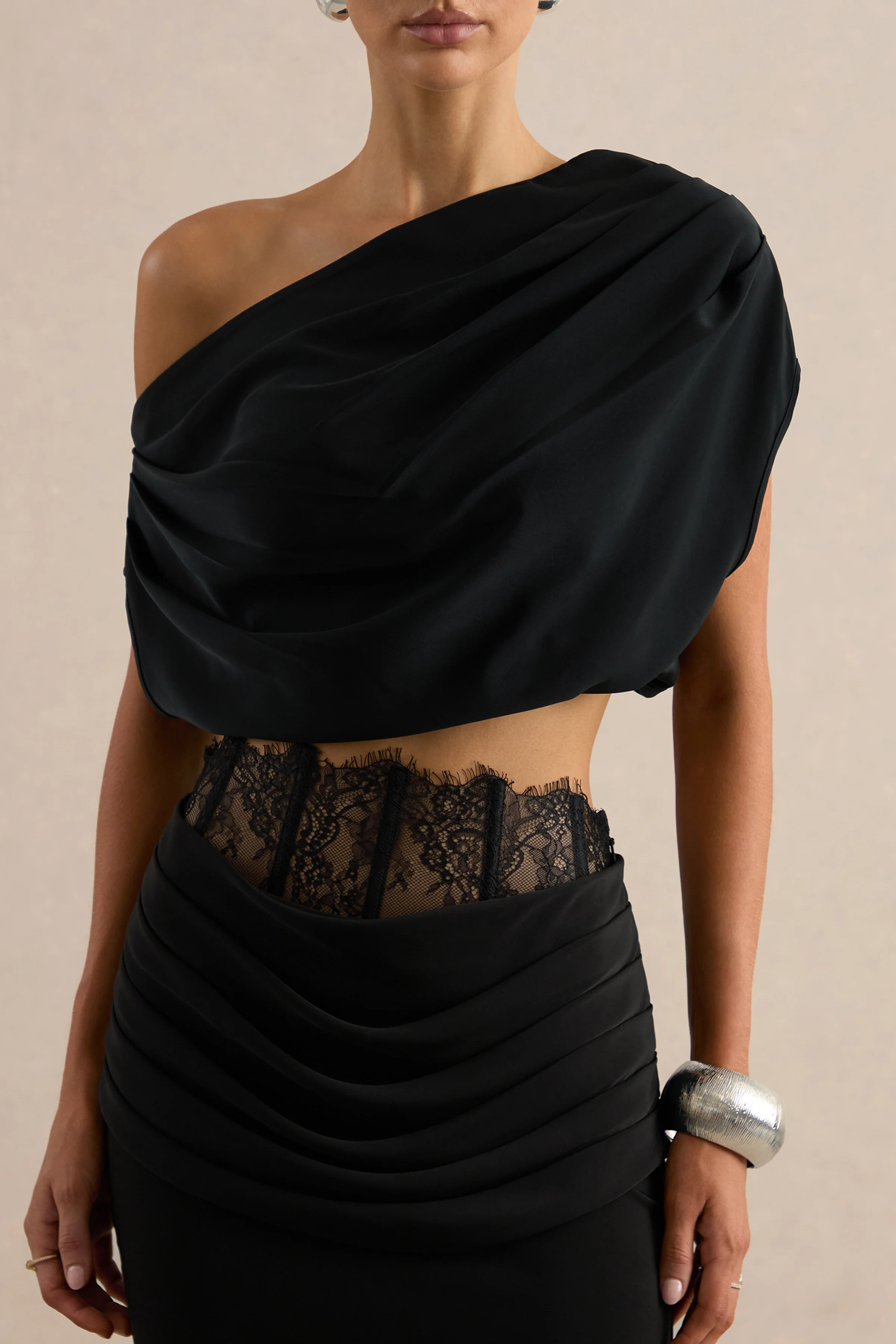 Yaselle | Zwarte Satijnen Crop-Top Met Asymmetrische Hals - Image 5