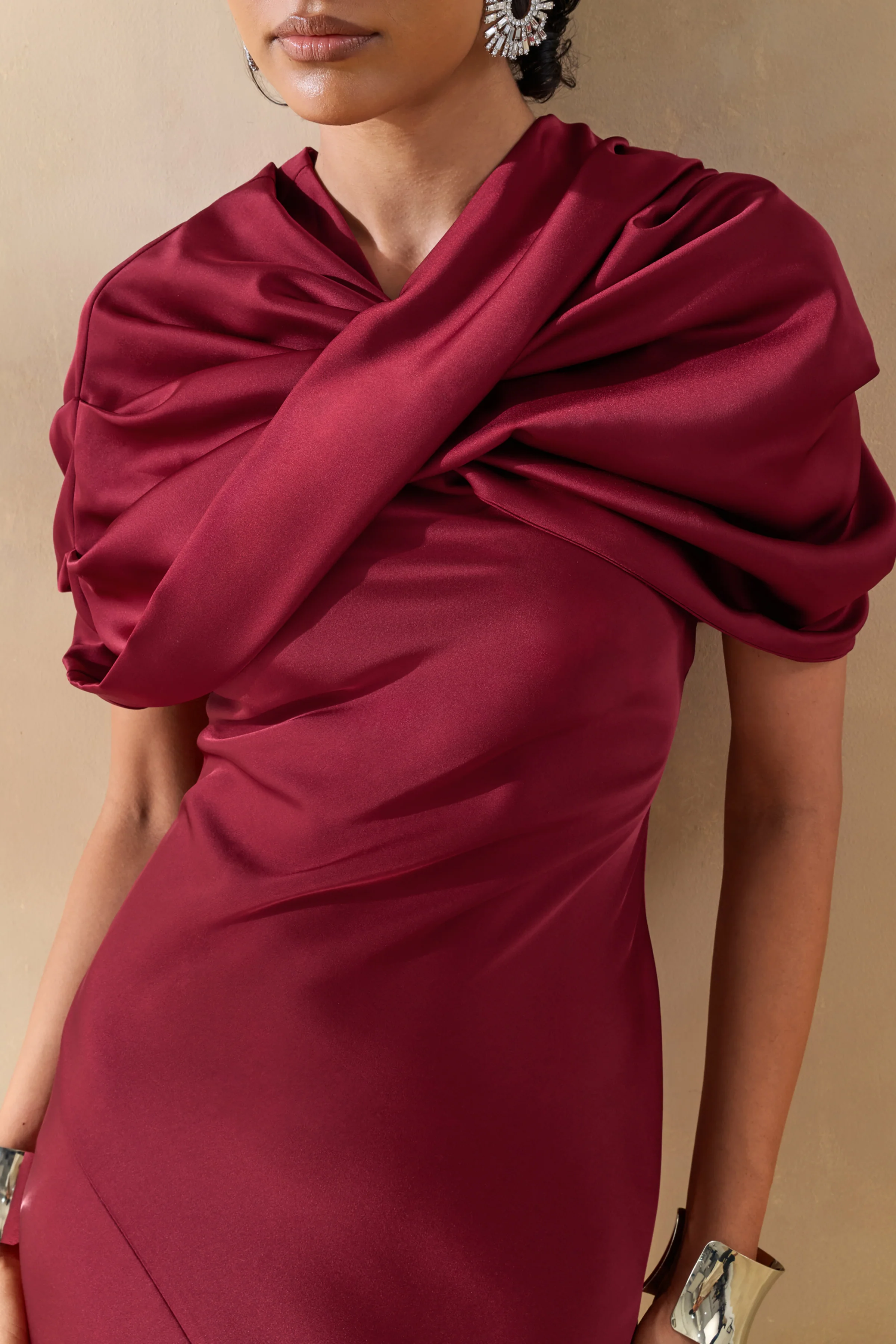 Yoli | Bordeaux Satijnen Maxi Jurk Met Gedraaide Cape - Image 3