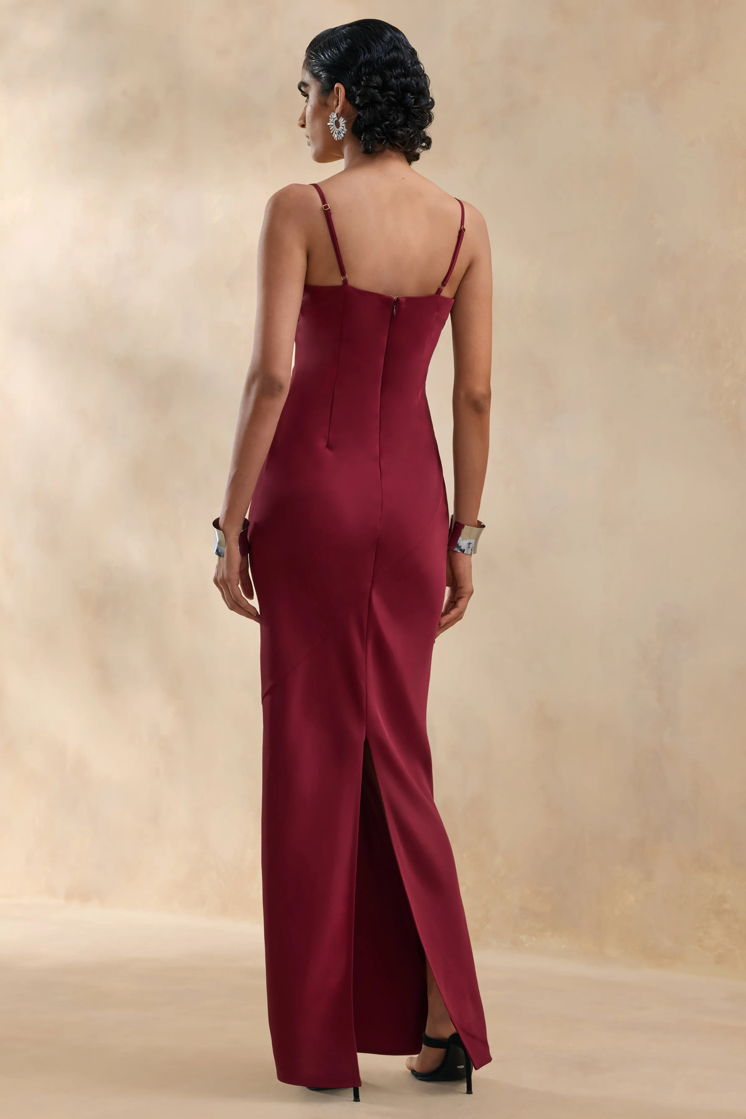 Yoli | Bordeaux Satijnen Maxi Jurk Met Gedraaide Cape - Image 5