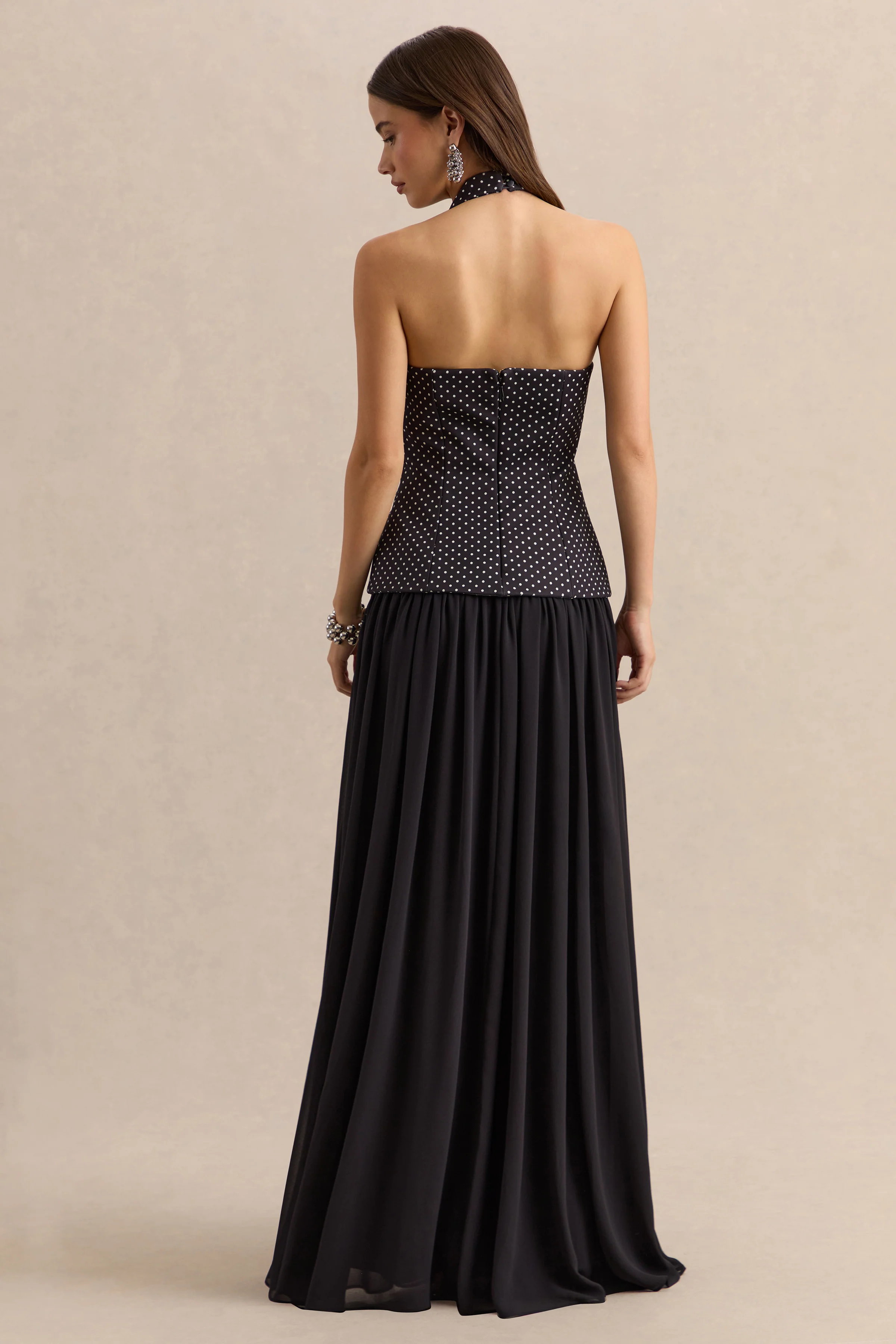 Zarina | Zwart-witte Stippen Print Maxi Jurk Met Diepe V-Hals - Image 2