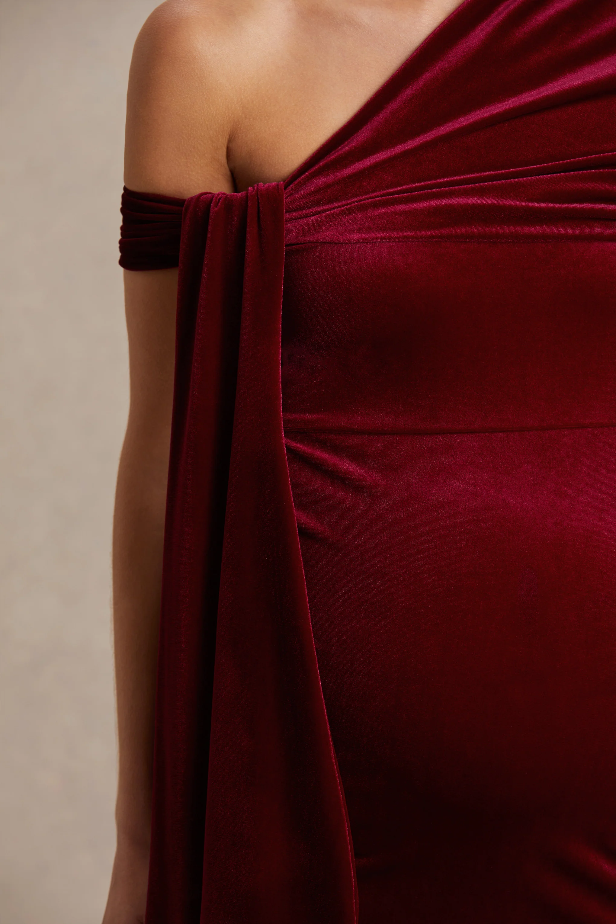 Zena | Bordeaux Fluwelen Asymmetrische Hals Zwangerschaps Midi Jurk Met Knopen En Ceintuur - Image 3