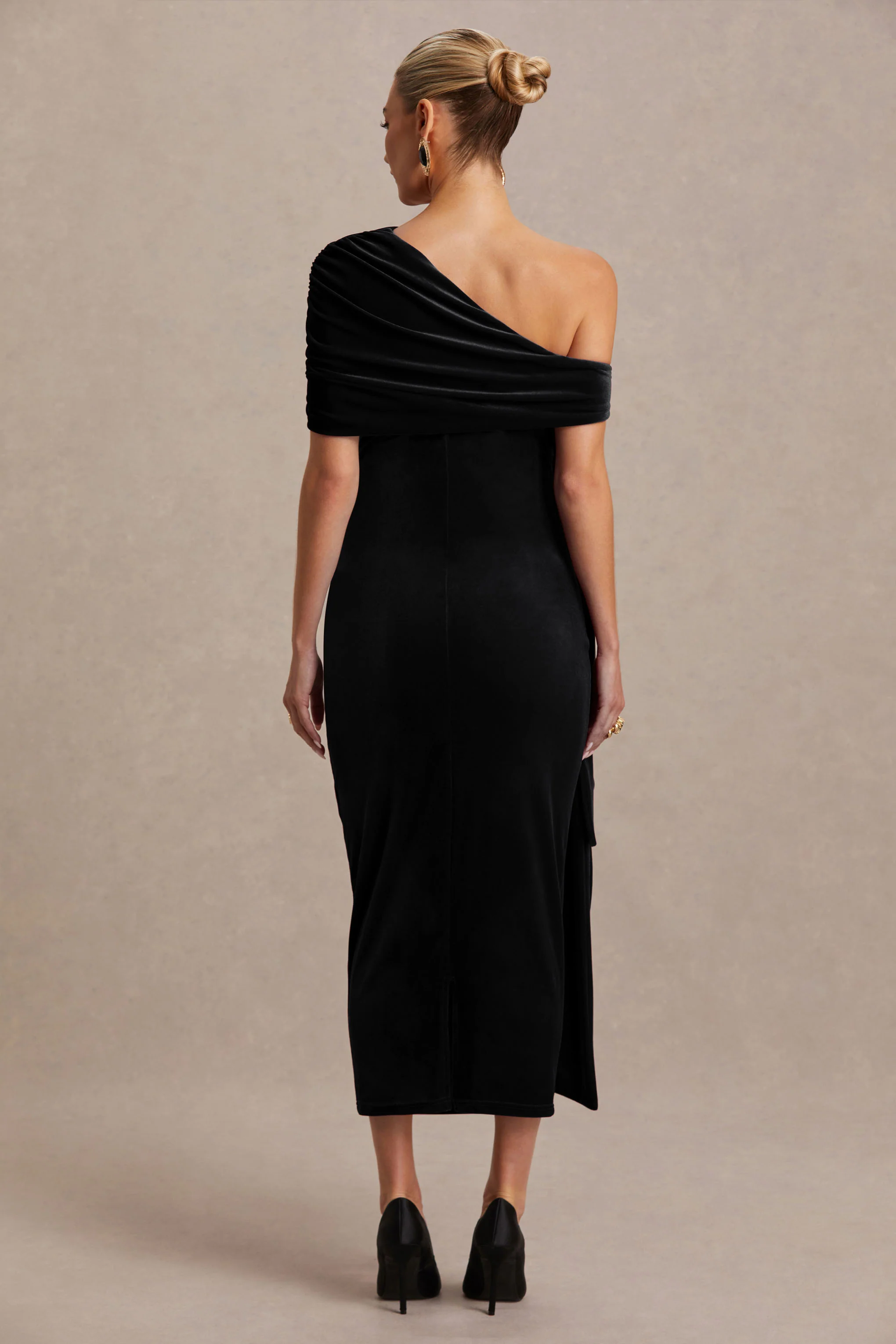 Zena | Zwarte Fluwelen Asymmetrische Hals Zwangerschaps Midi Jurk Met Knopen En Ceintuur - Image 2