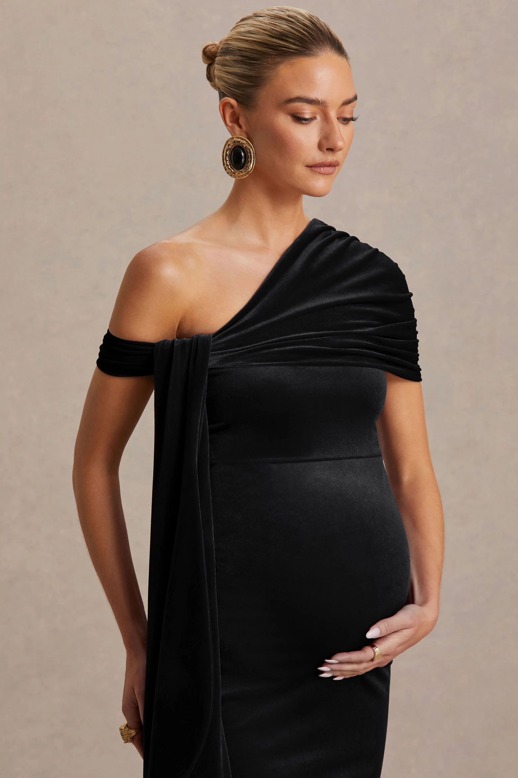 Zena | Zwarte Fluwelen Asymmetrische Hals Zwangerschaps Midi Jurk Met Knopen En Ceintuur - Image 6