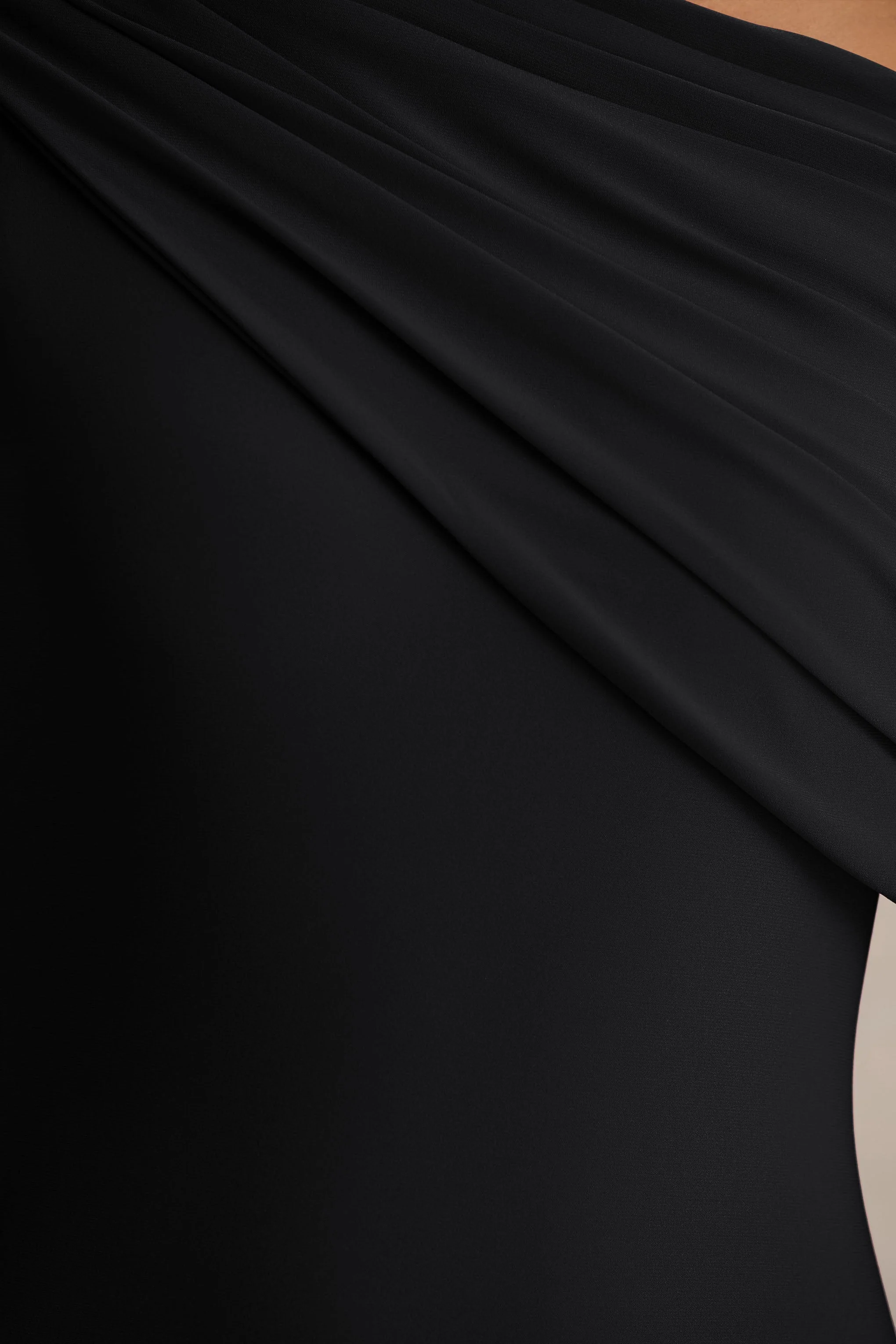 Zendaya | Zwarte Asymmetrische Hals Fishtail Maxi Jurk Met Ceintuur - Image 6