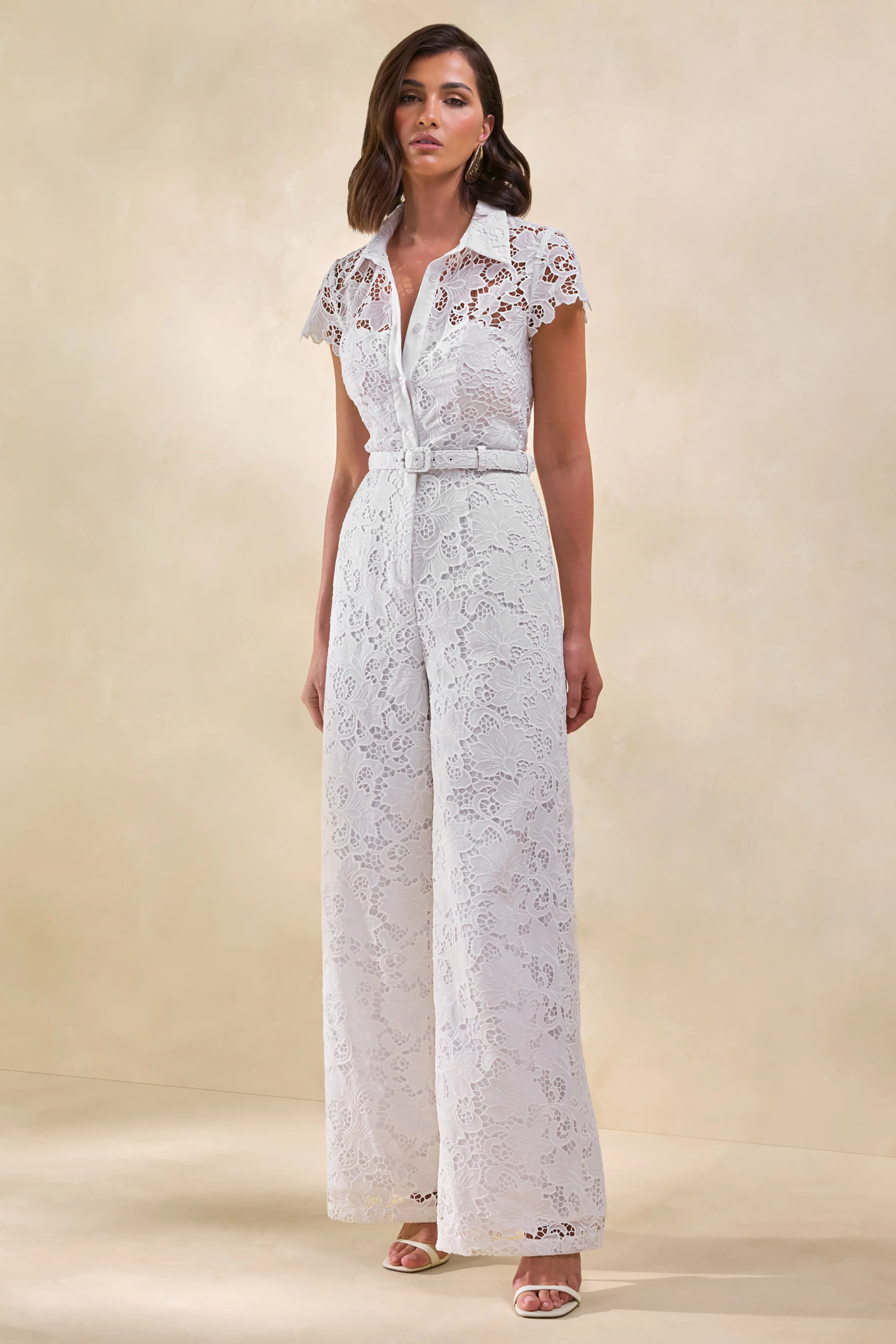 Zerelle | Witte Kanten Jumpsuit Met Kraag, Diepe V-Hals En Ceintuurdetail - Image 5
